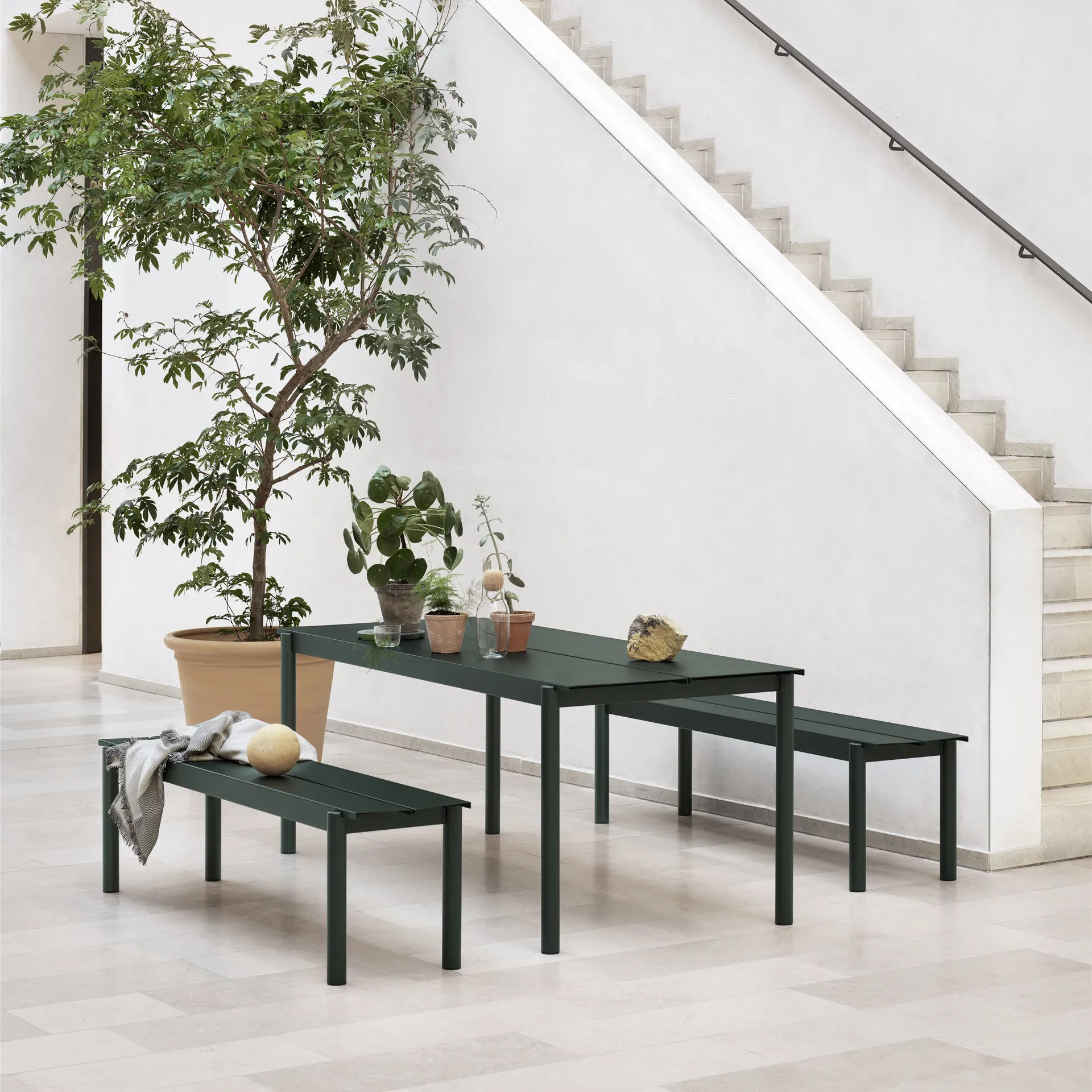 Linear steel table Stahltisch 75 x 200cm, Dark green Muuto