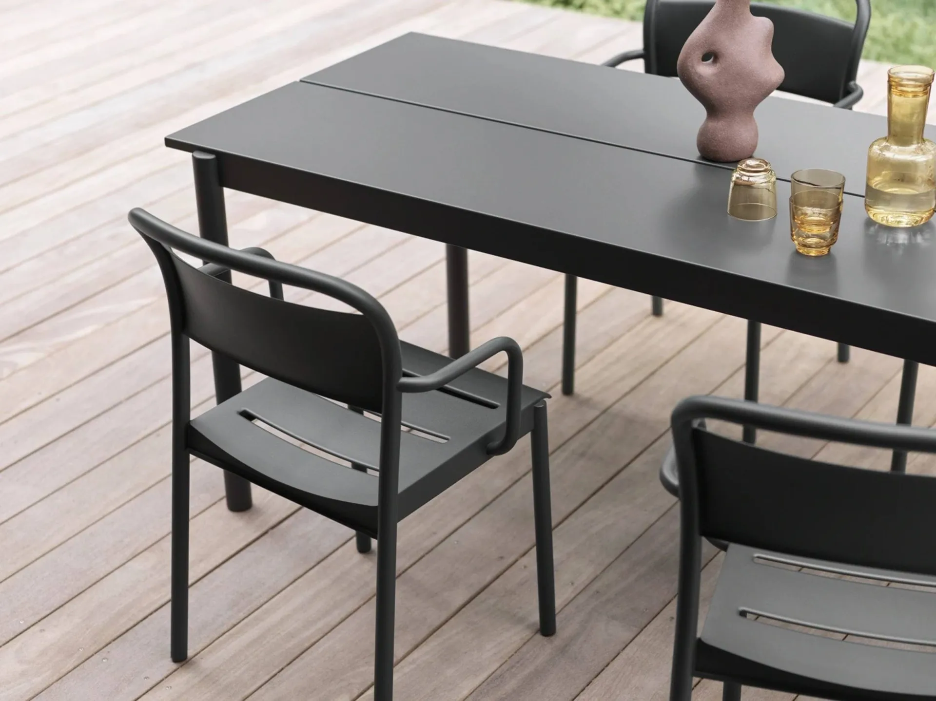 Linear steel table Tisch 220 x 90cm, Black (RAL 7021) Muuto