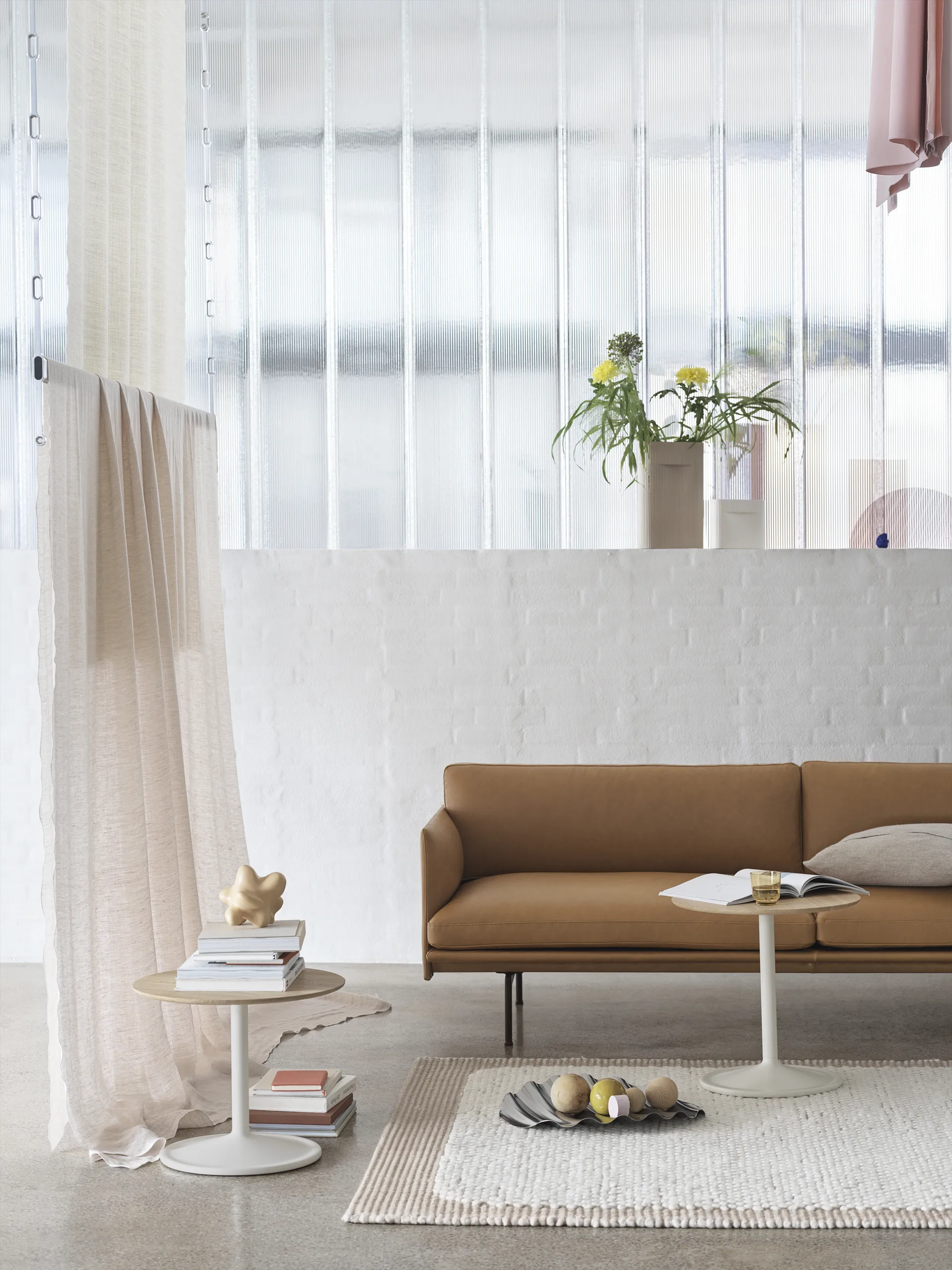 Outline 3,5-Sitzer Sofa, polished alu, Grace leather Camel Muuto