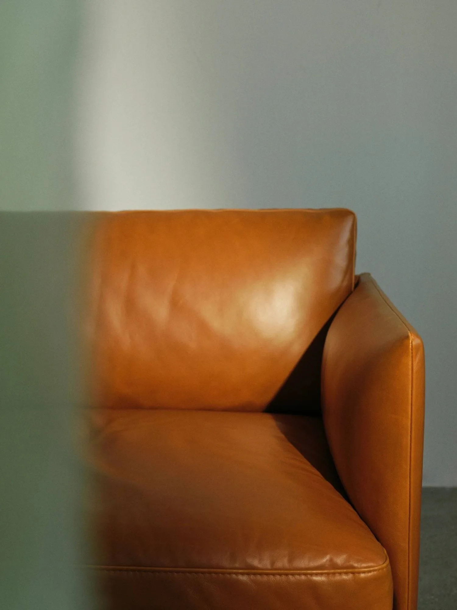 Outline Sofa 3-Sitzer Leder, Cognac-Schwarze Beine Muuto