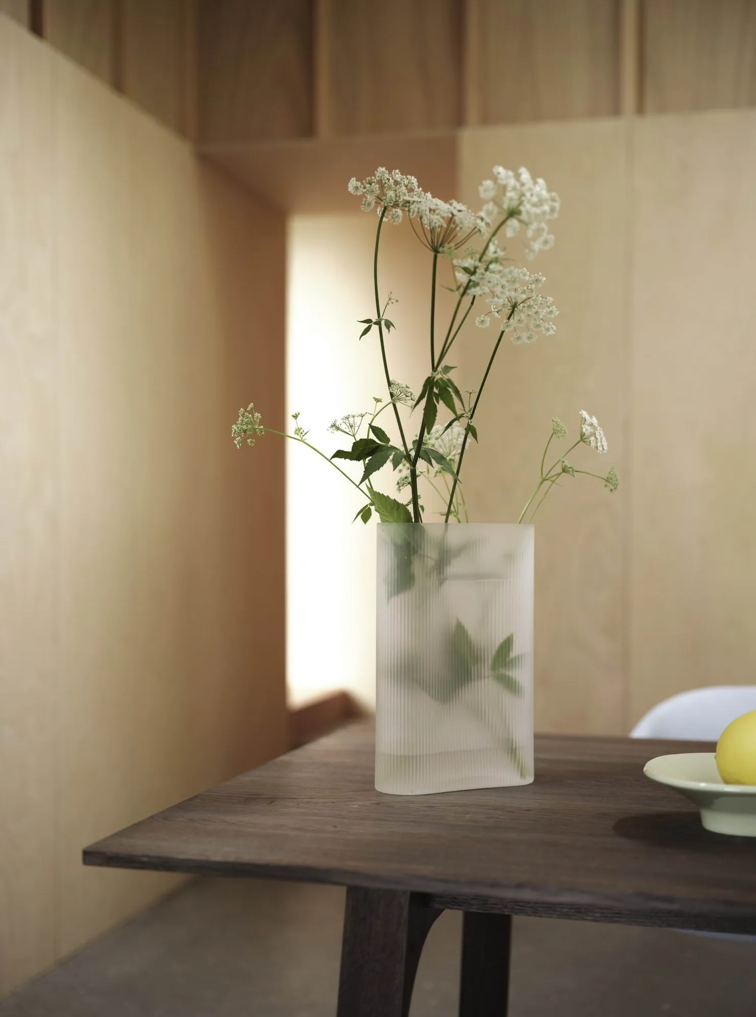 Ridge Vase Milchglas 35 cm, Hellorange Muuto