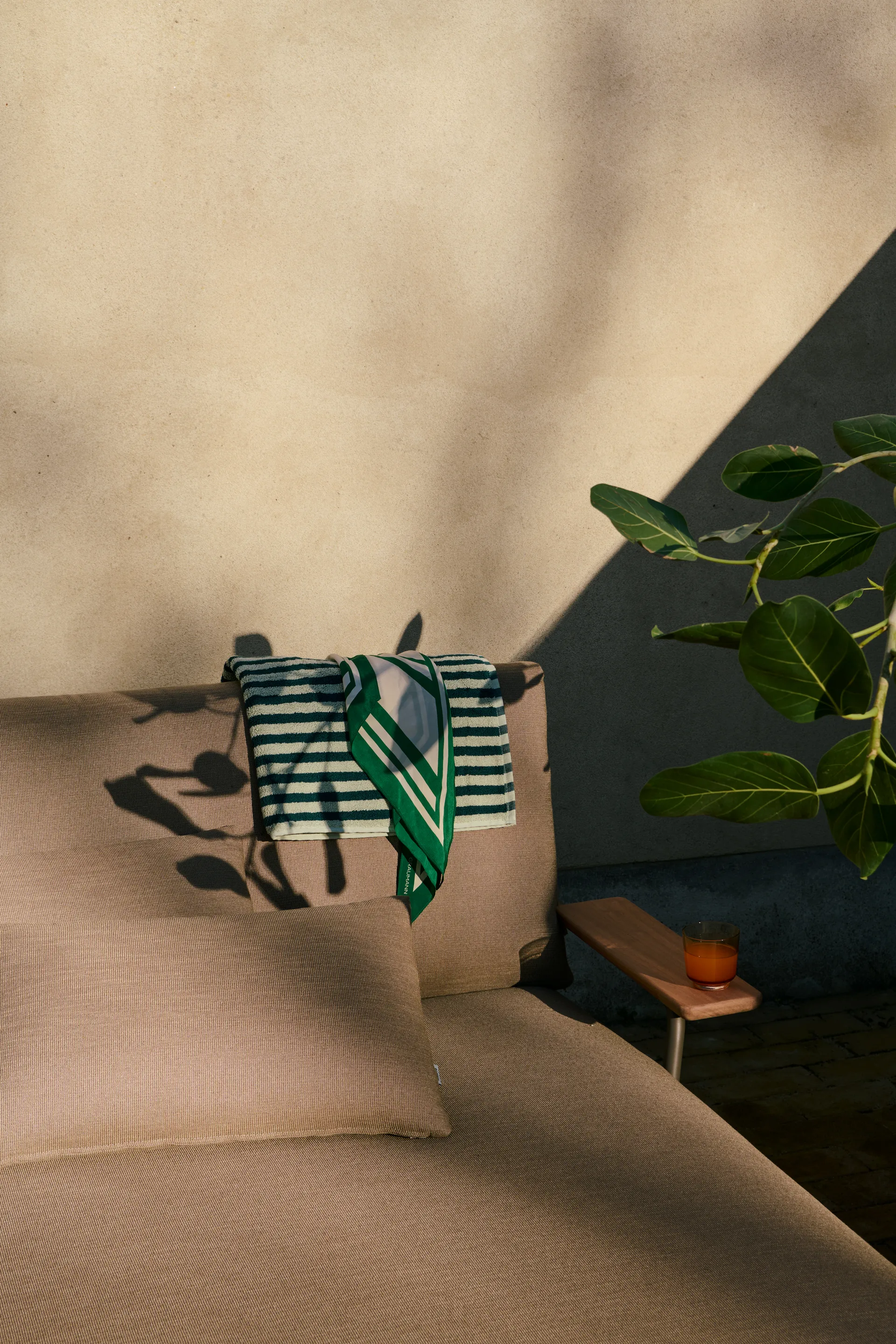 Settle Loungeliege, Ribbed Weave 5-taupe, mit Armlehne Muuto