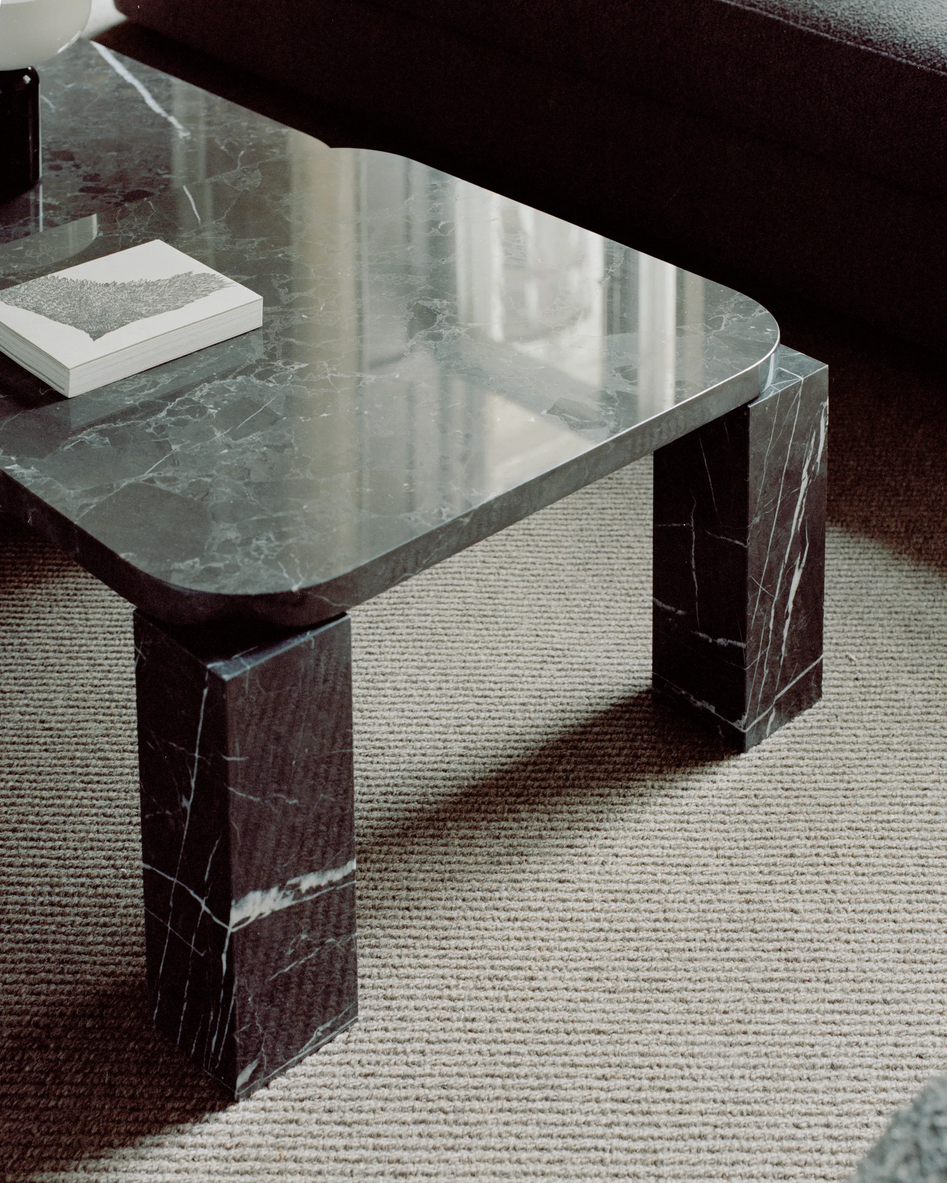 Atlas Couchtisch 60 x 60cm, Costa black marble New Works