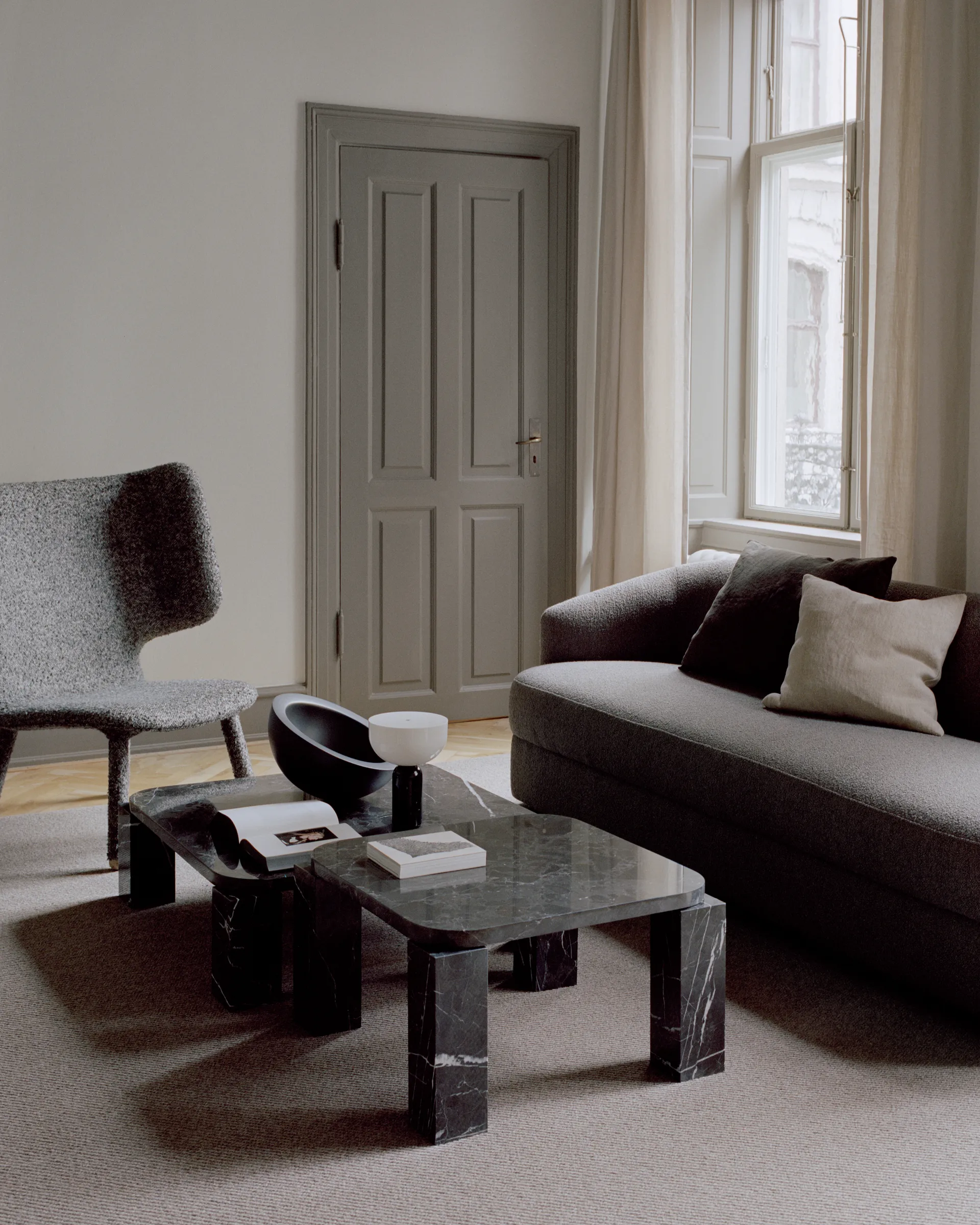 Atlas Couchtisch 82 x 82cm, Costa Black marble New Works