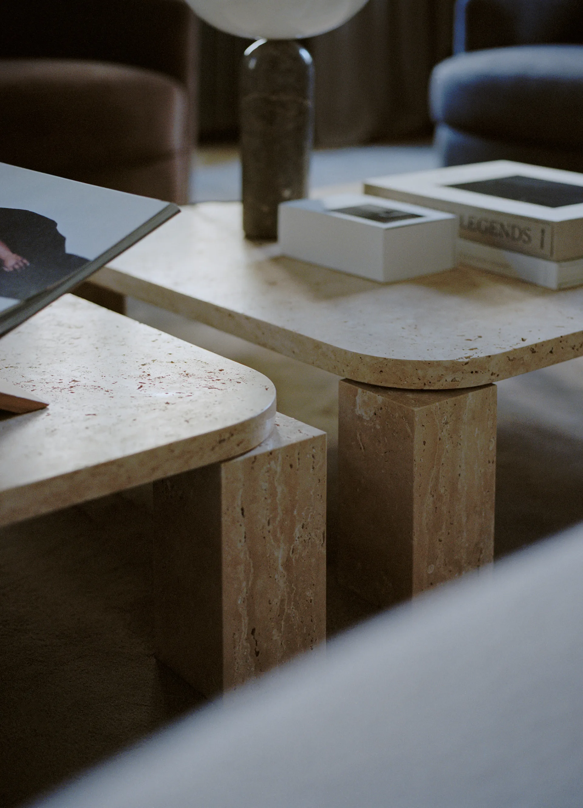 Atlas Couchtisch 82 x 82cm, Unfilled Travertine New Works