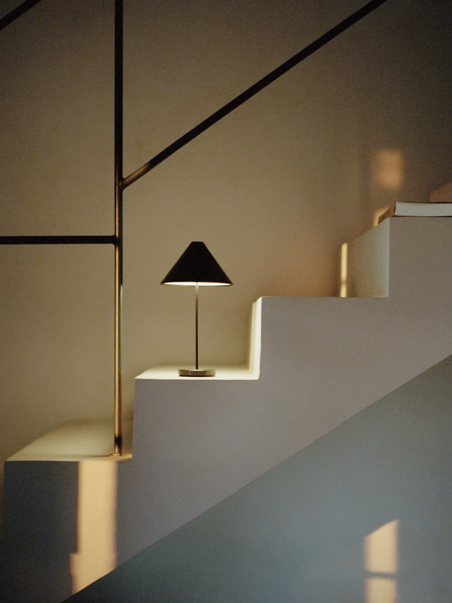 Brolly portable Tischleuchte, Steel black New Works