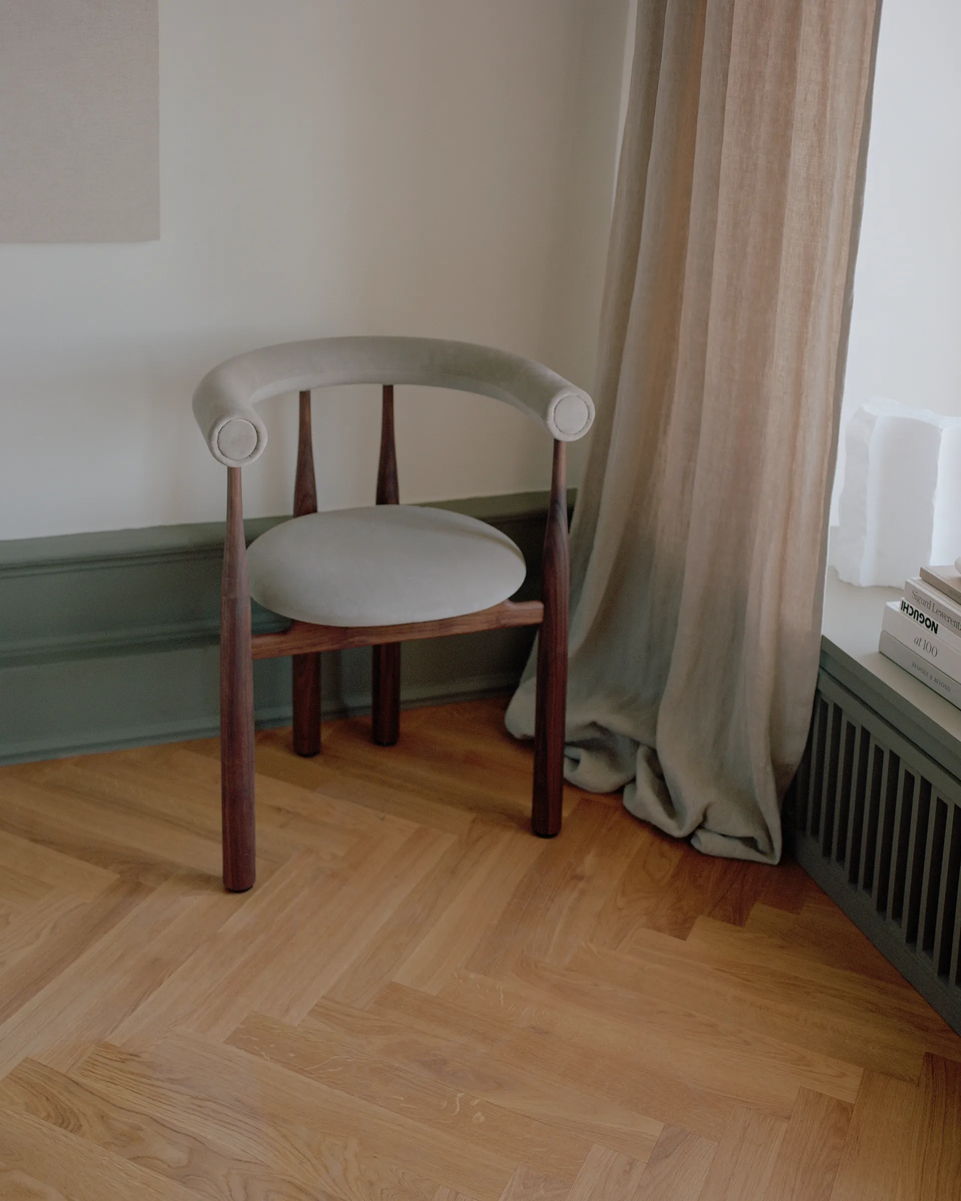 Bukowski Armlehnstuhl gepolstert, Walnut, Megan 26 Beige New Works