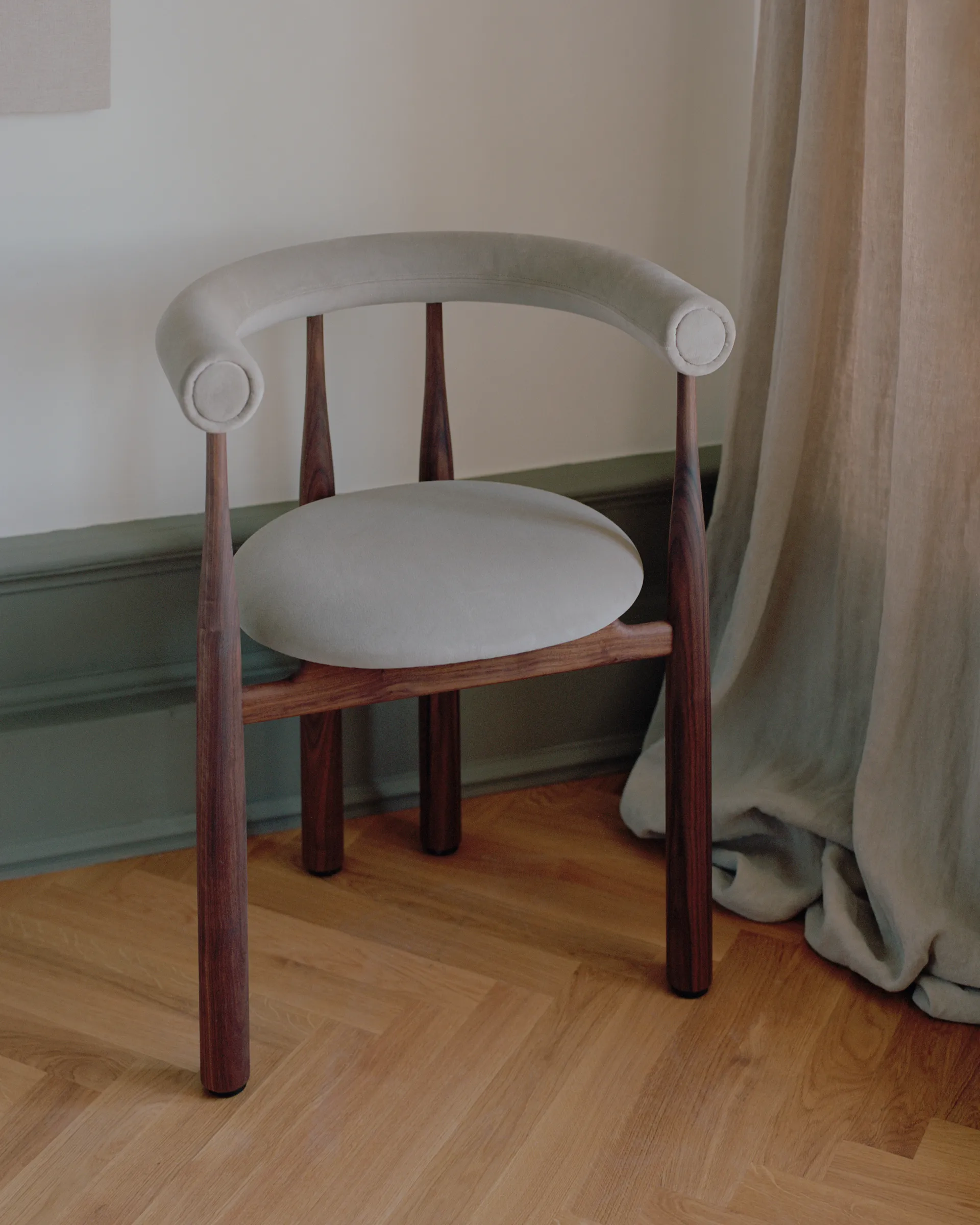 Bukowski Armlehnstuhl gepolstert, Walnut, Megan 26 Beige New Works