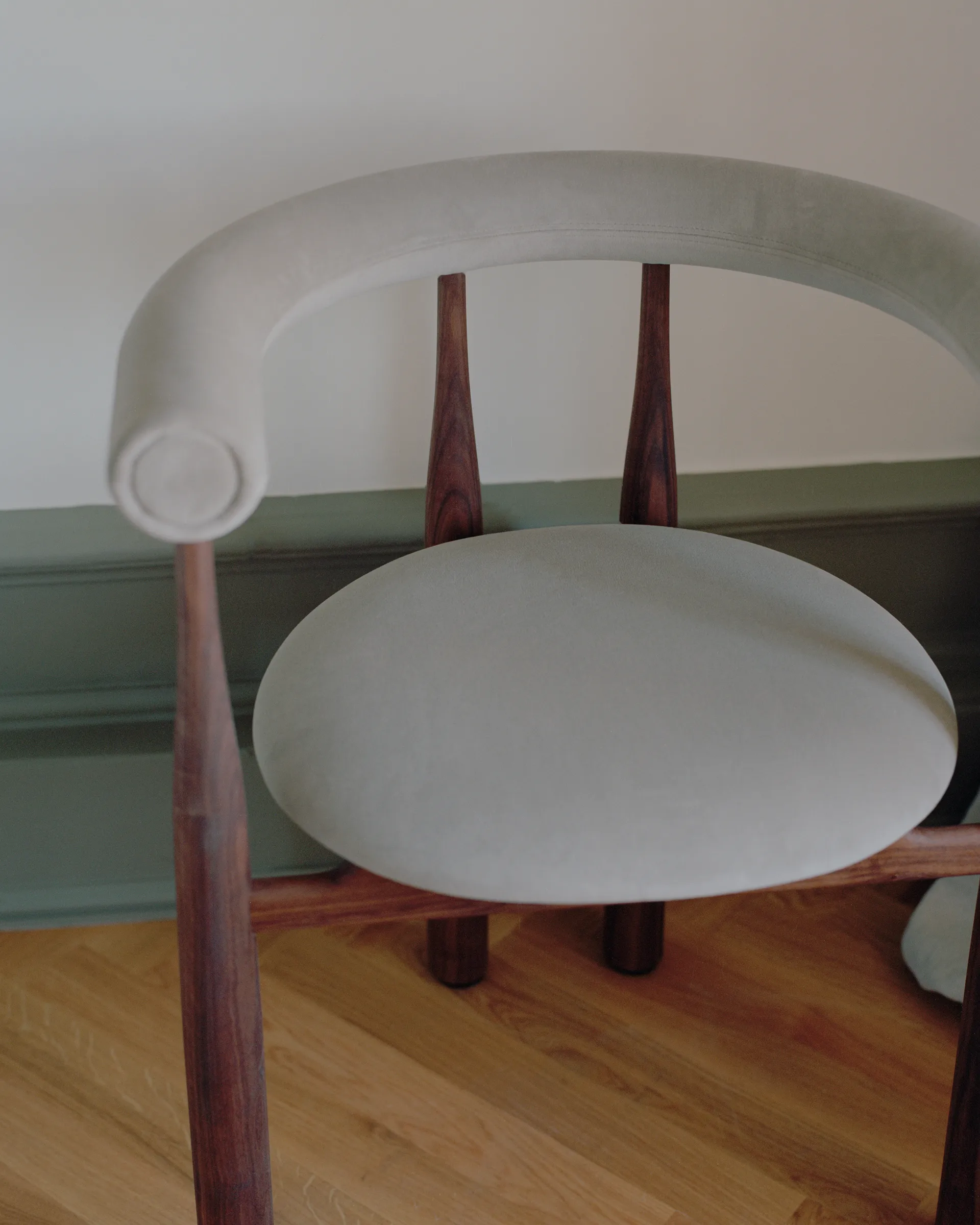 Bukowski Armlehnstuhl gepolstert, Walnut, Megan 26 Beige New Works