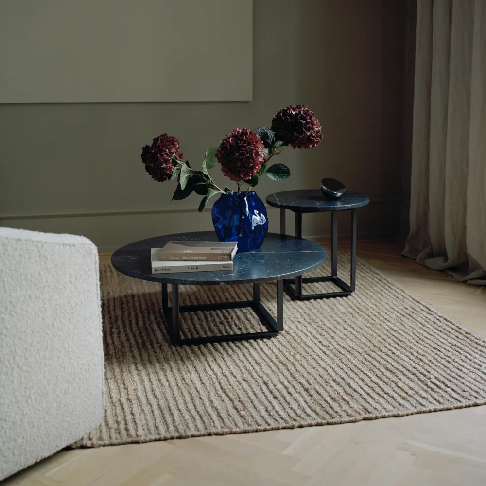 Florence Couchtisch, gris du marais marble, ø90cm, Schwarzes Gestell New Works