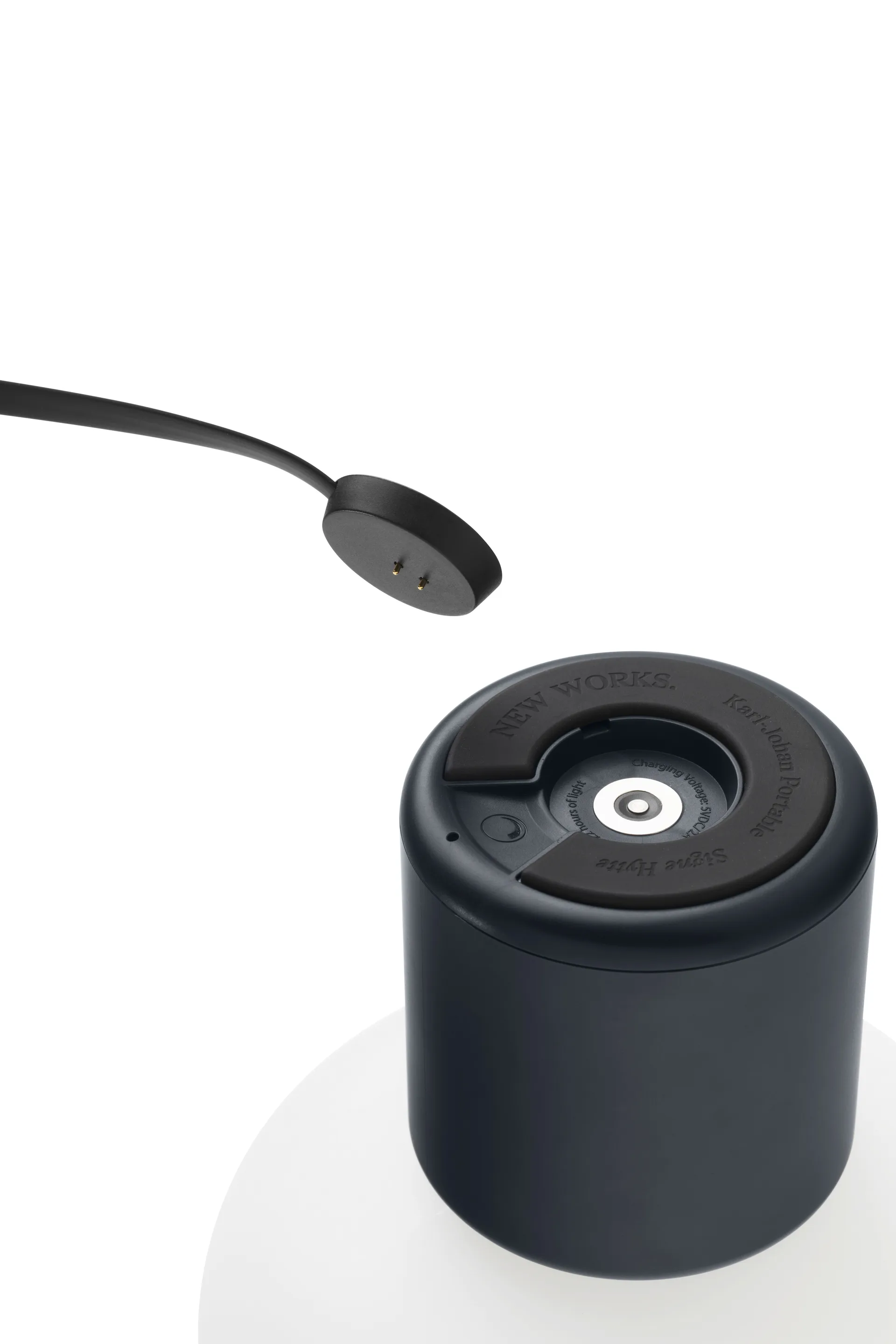 Karl-Johan Tischleuchte tragbar, Cold black New Works