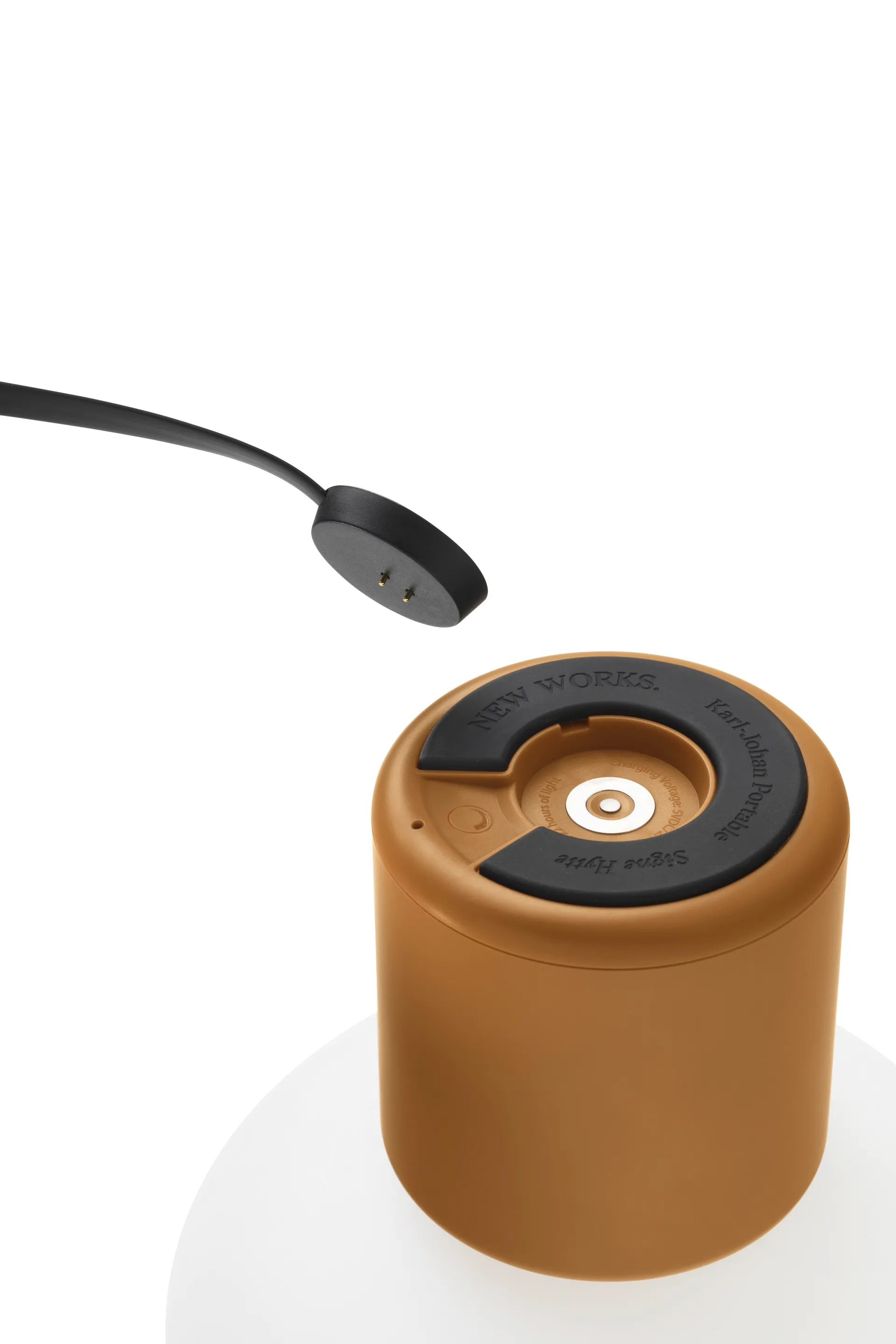 Karl-Johan Tischleuchte tragbar, Ochre yellow New Works