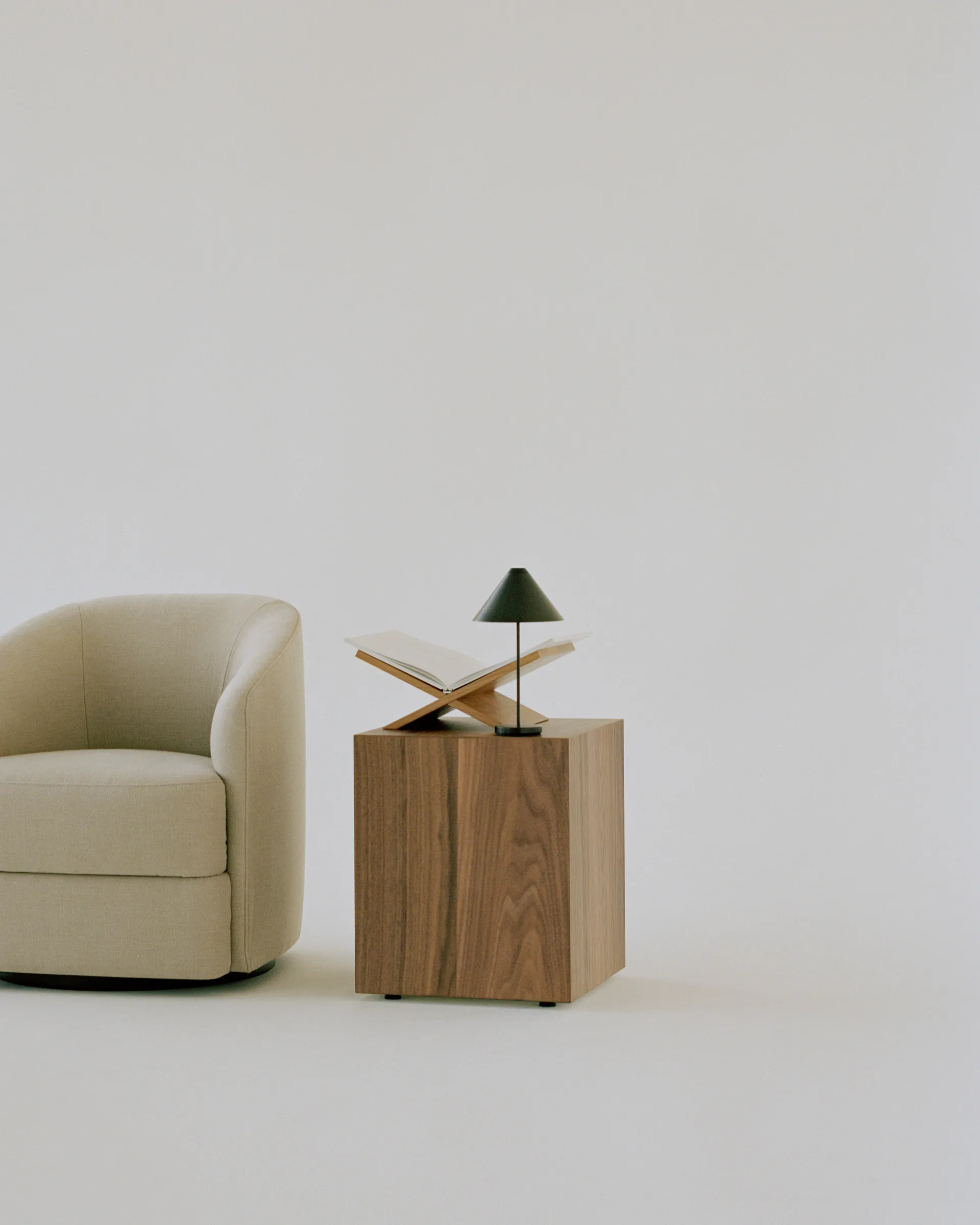 Mass Beistelltisch 40 x 40 x 47cm, Walnut New Works