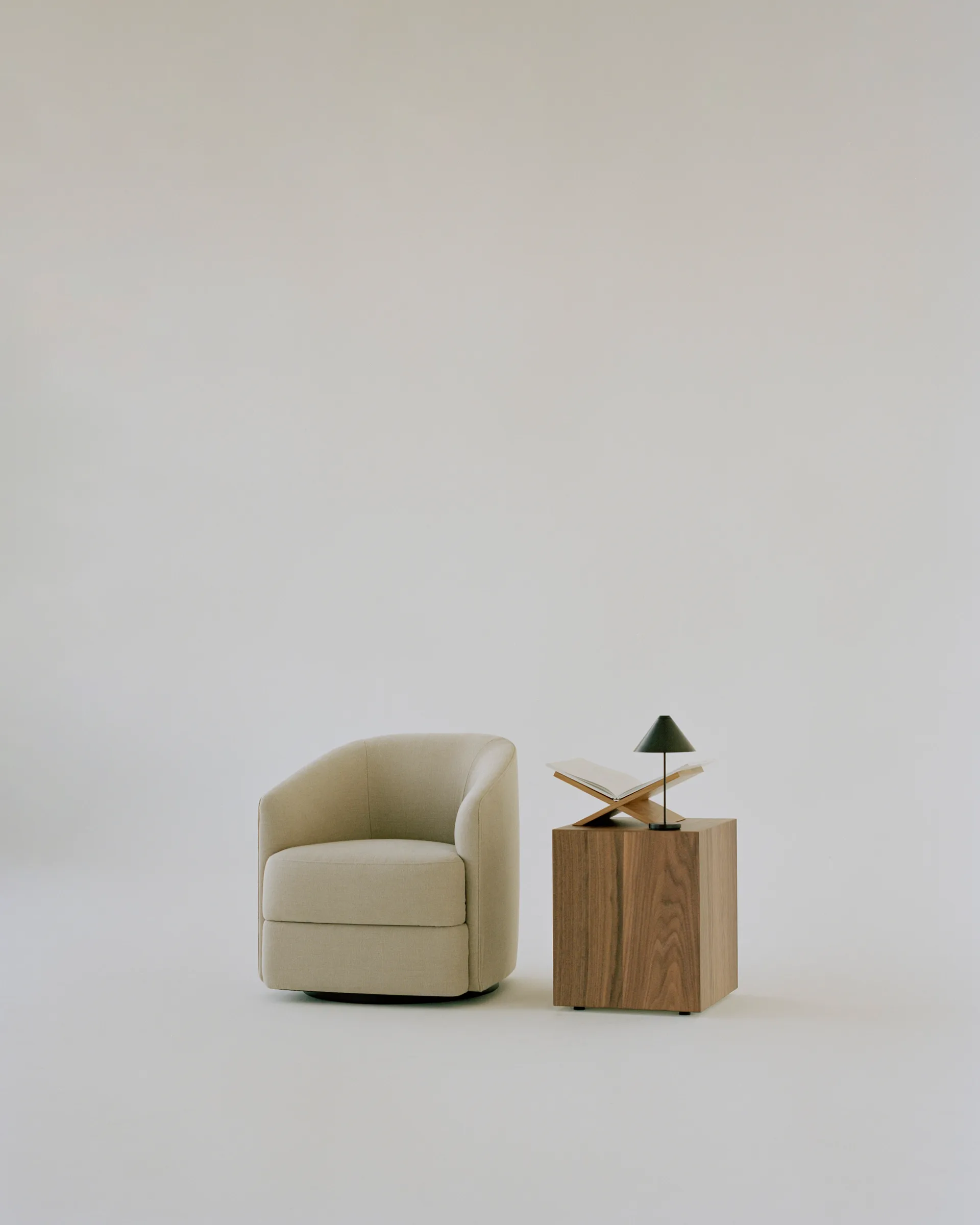Mass Beistelltisch 40 x 40 x 47cm, Walnut New Works