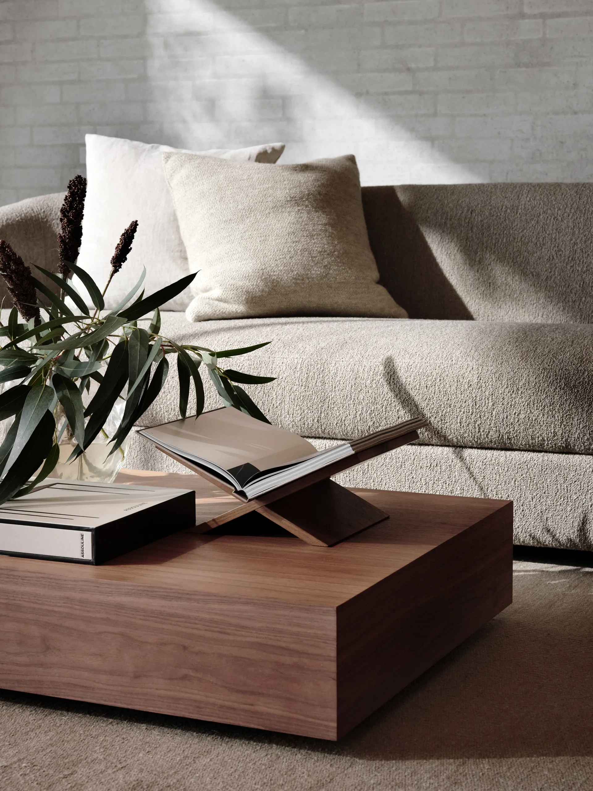 Mass Wide Beistelltisch, walnut New Works