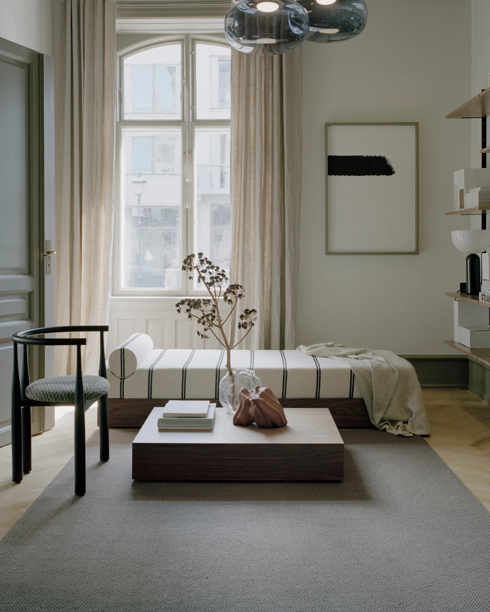 Mass Wide Beistelltisch, walnut New Works