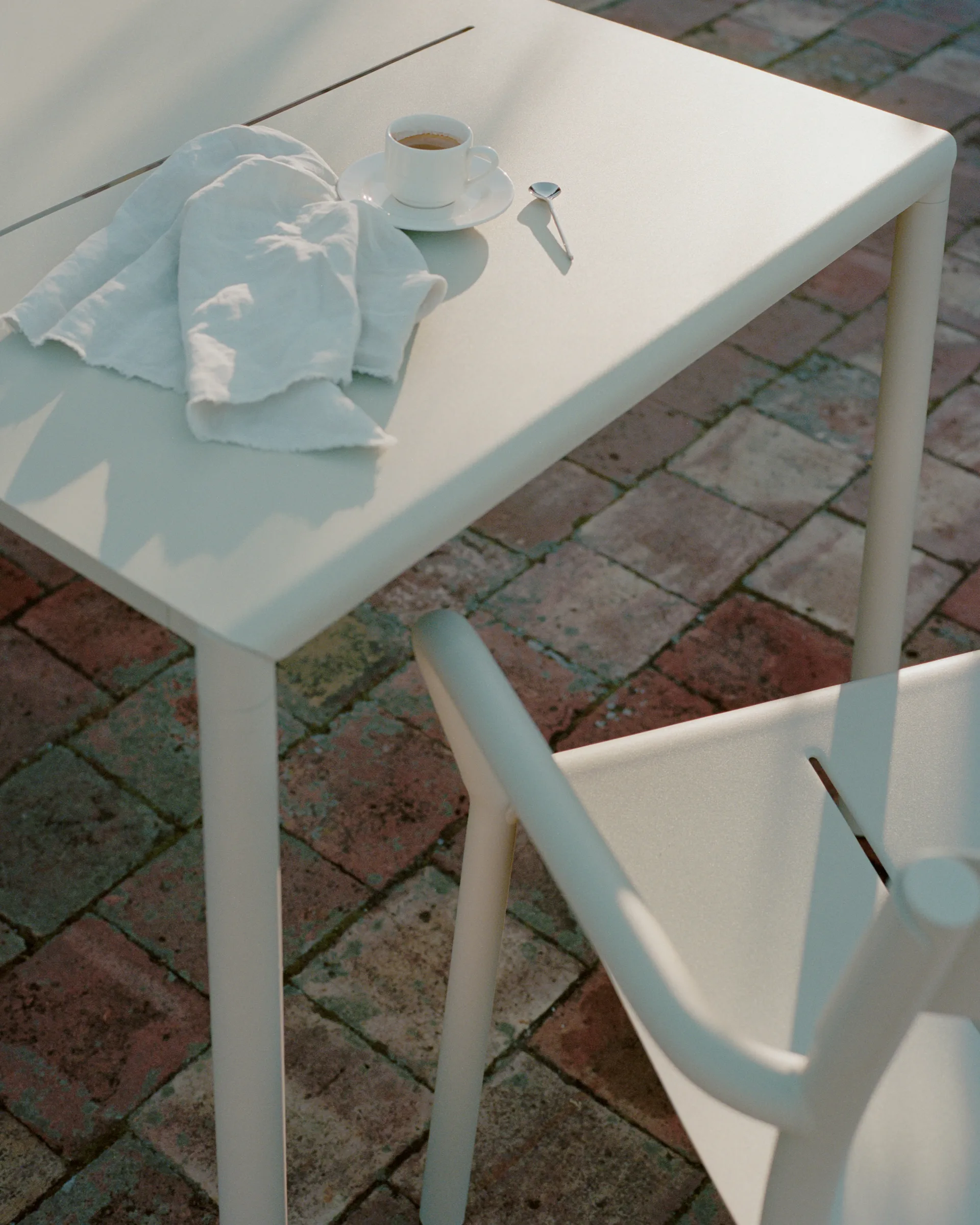 May Tables Outdoor Tisch 85x85 cm, Light Grey New Works