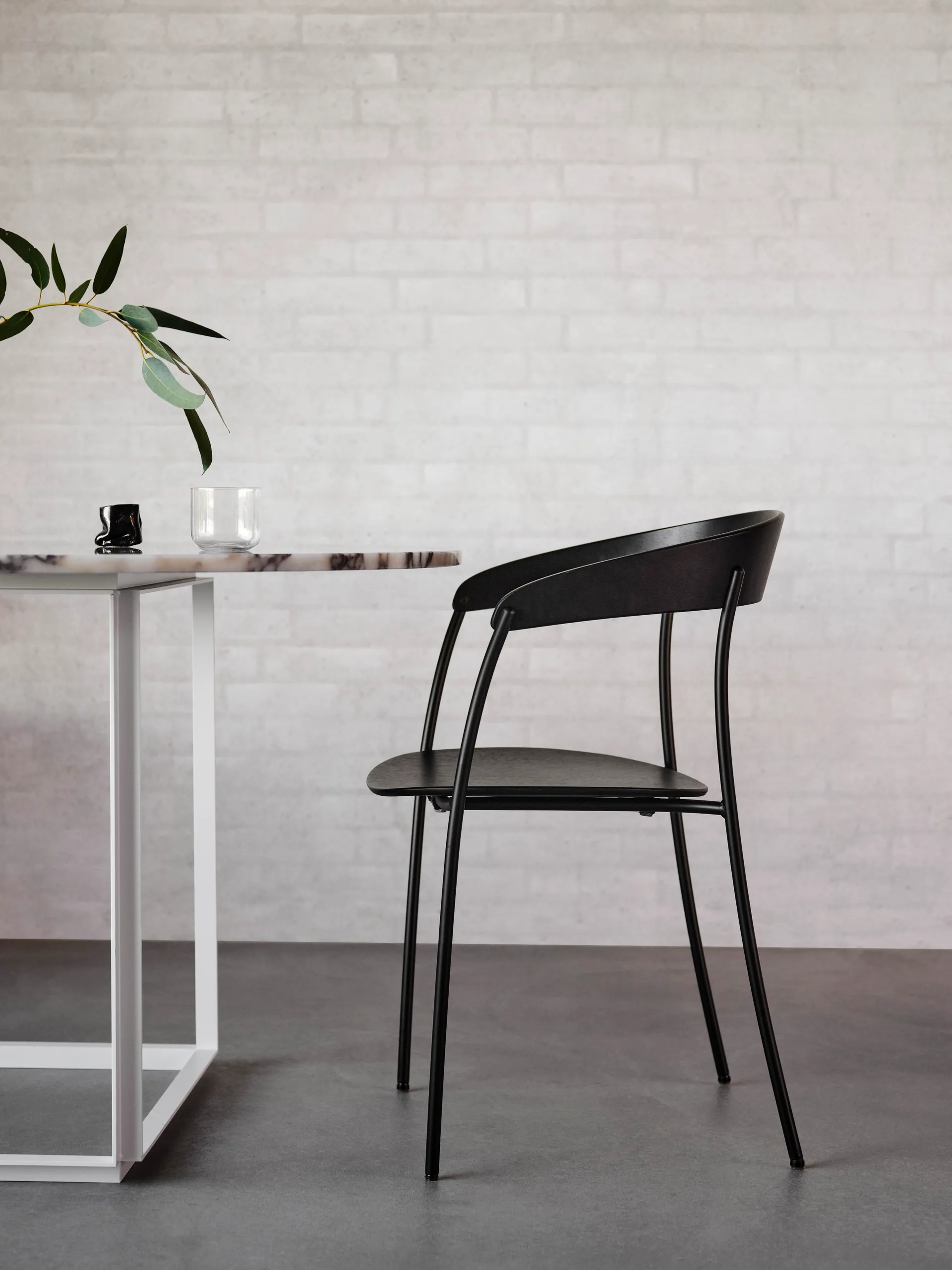 Missing Stuhl mit Armlehne, Schwarze Esche New Works