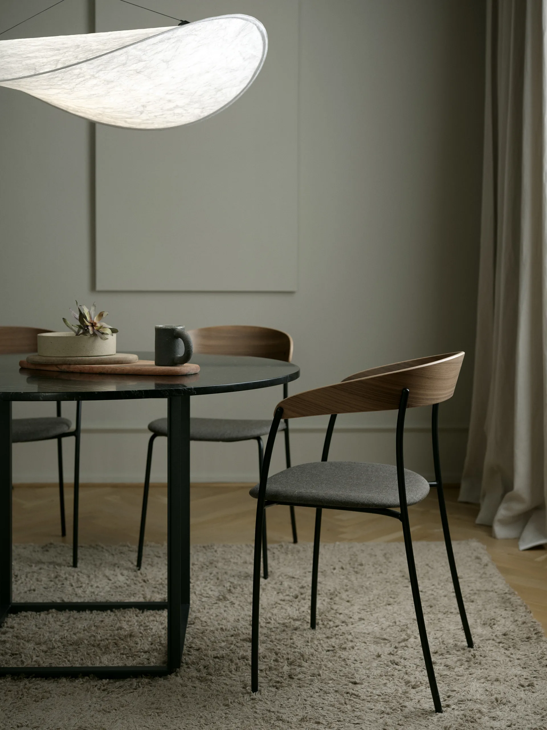 Missing Stuhl mit Armlehne, Walnuss-Molly 2 170 New Works