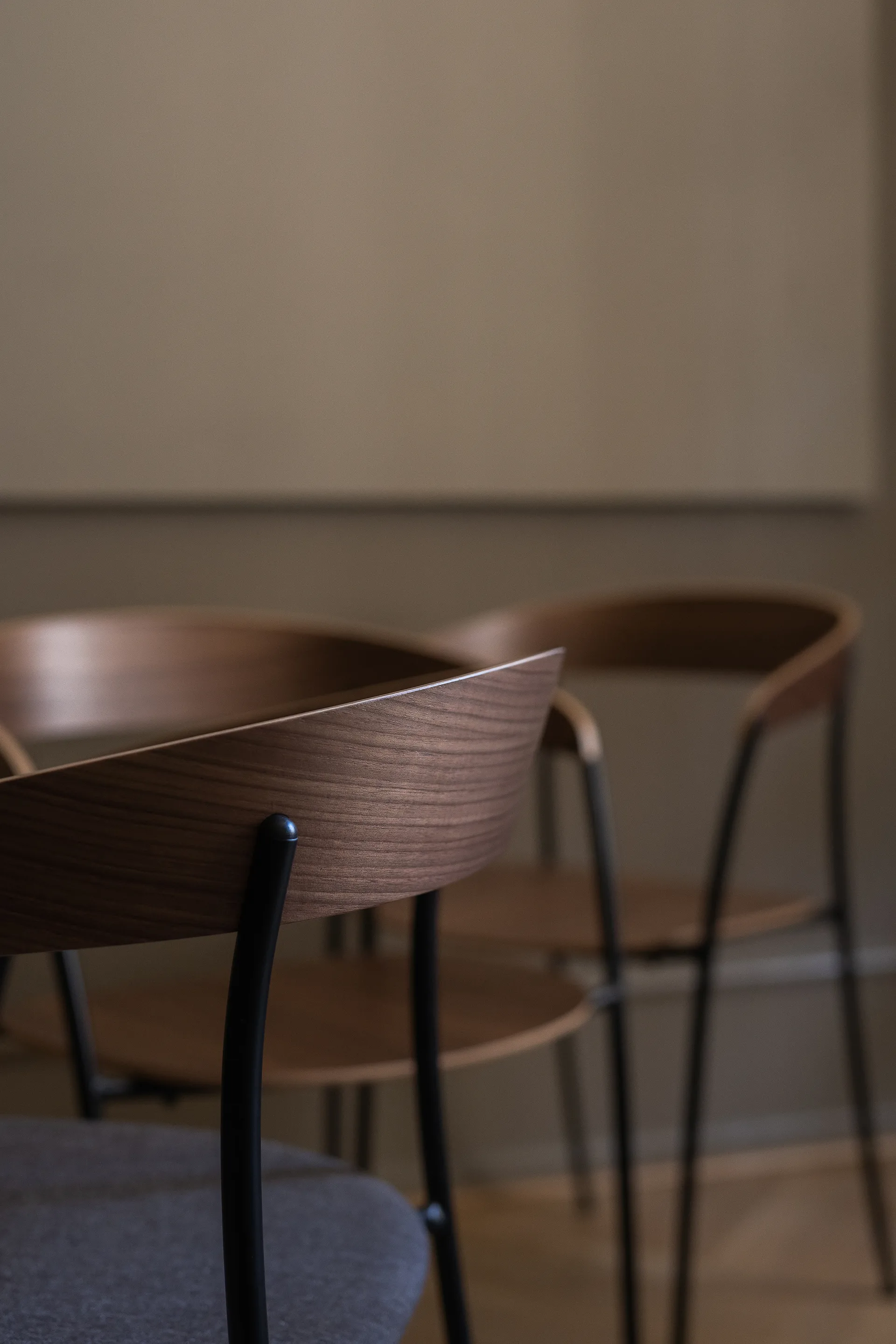 Missing Stuhl mit Armlehne, Walnuss New Works