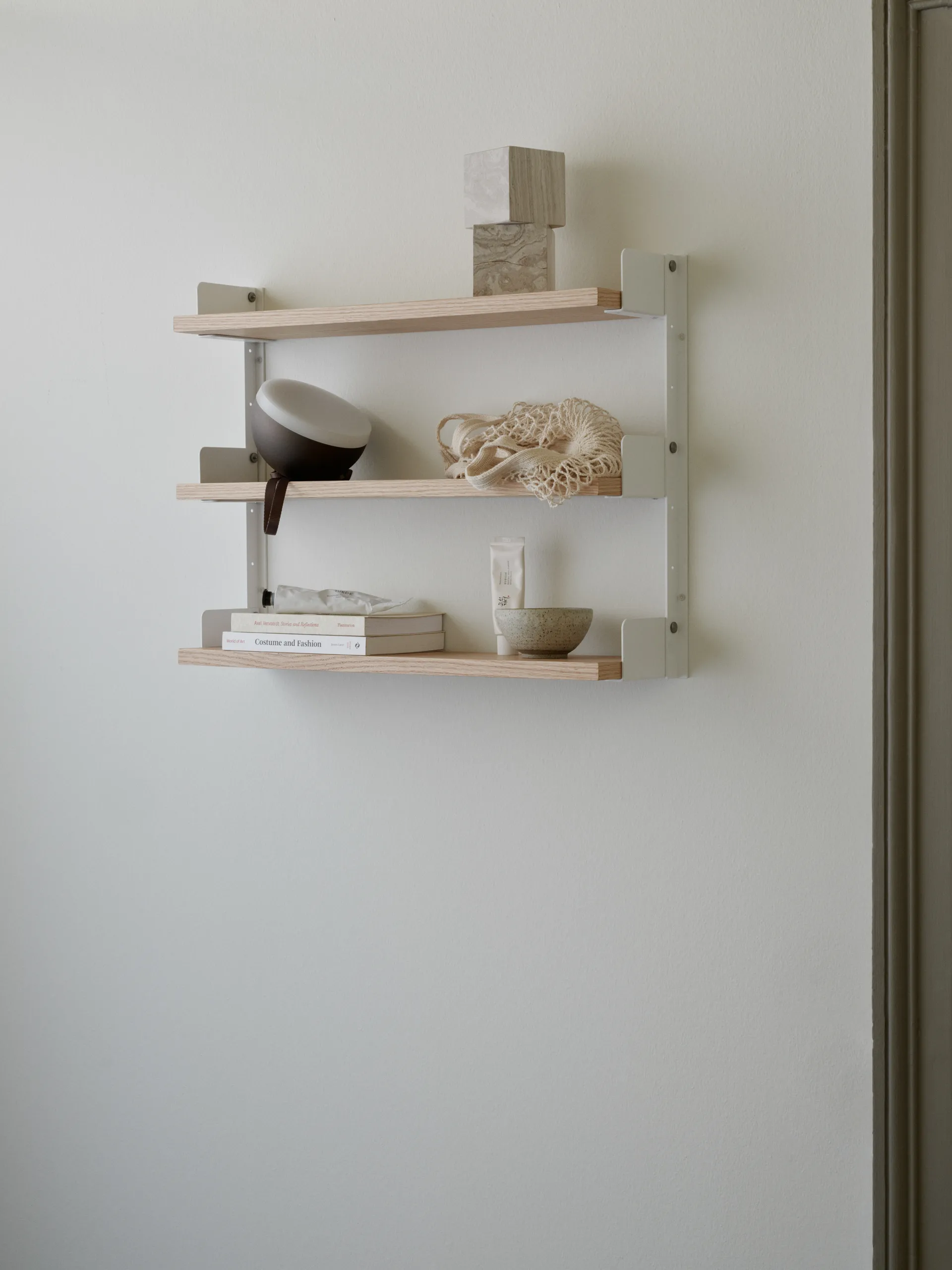 New Works Tea Shelf Wand-Regal 46 x 62,5 cm, Eiche New Works
