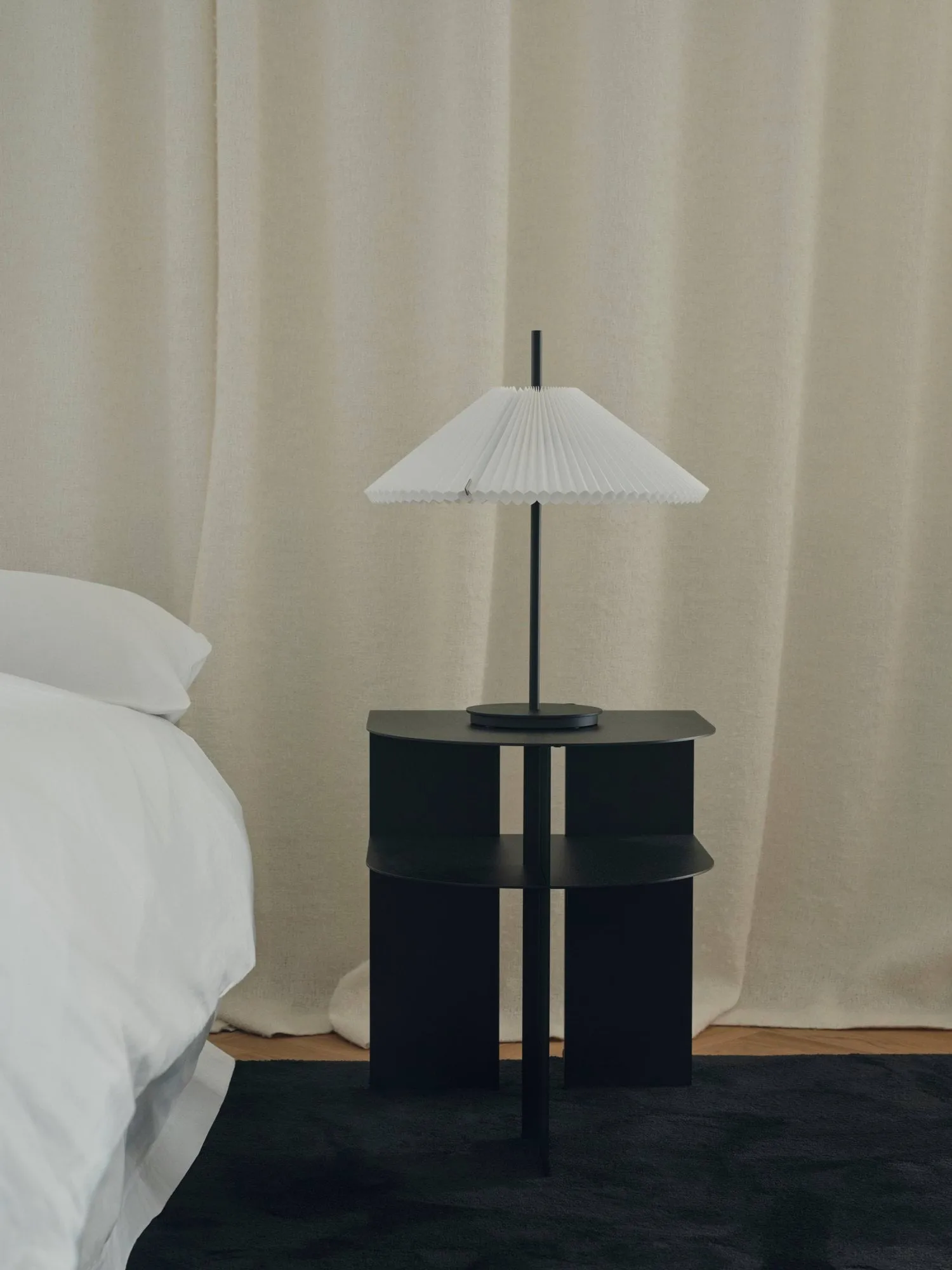 Rand Beistelltisch, Black New Works