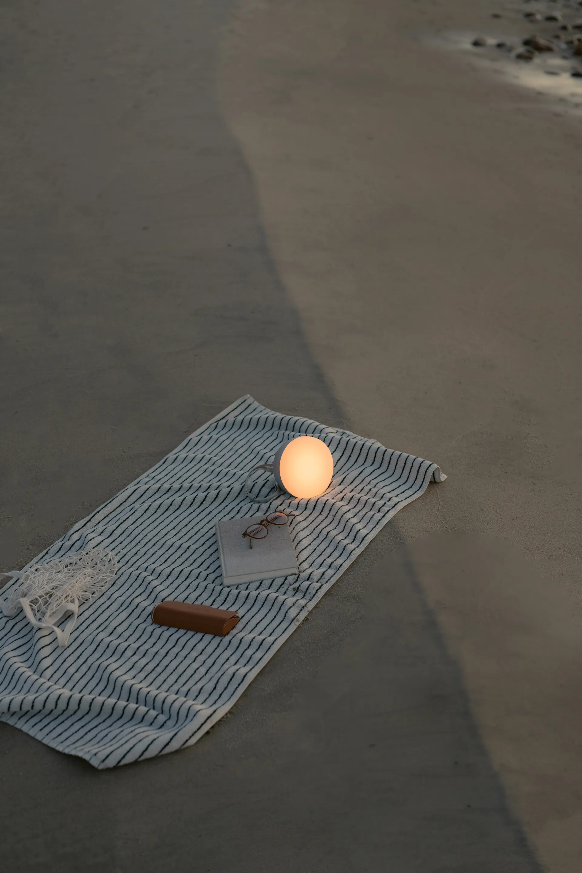 Sphere portable Leuchte, Warm grey New Works