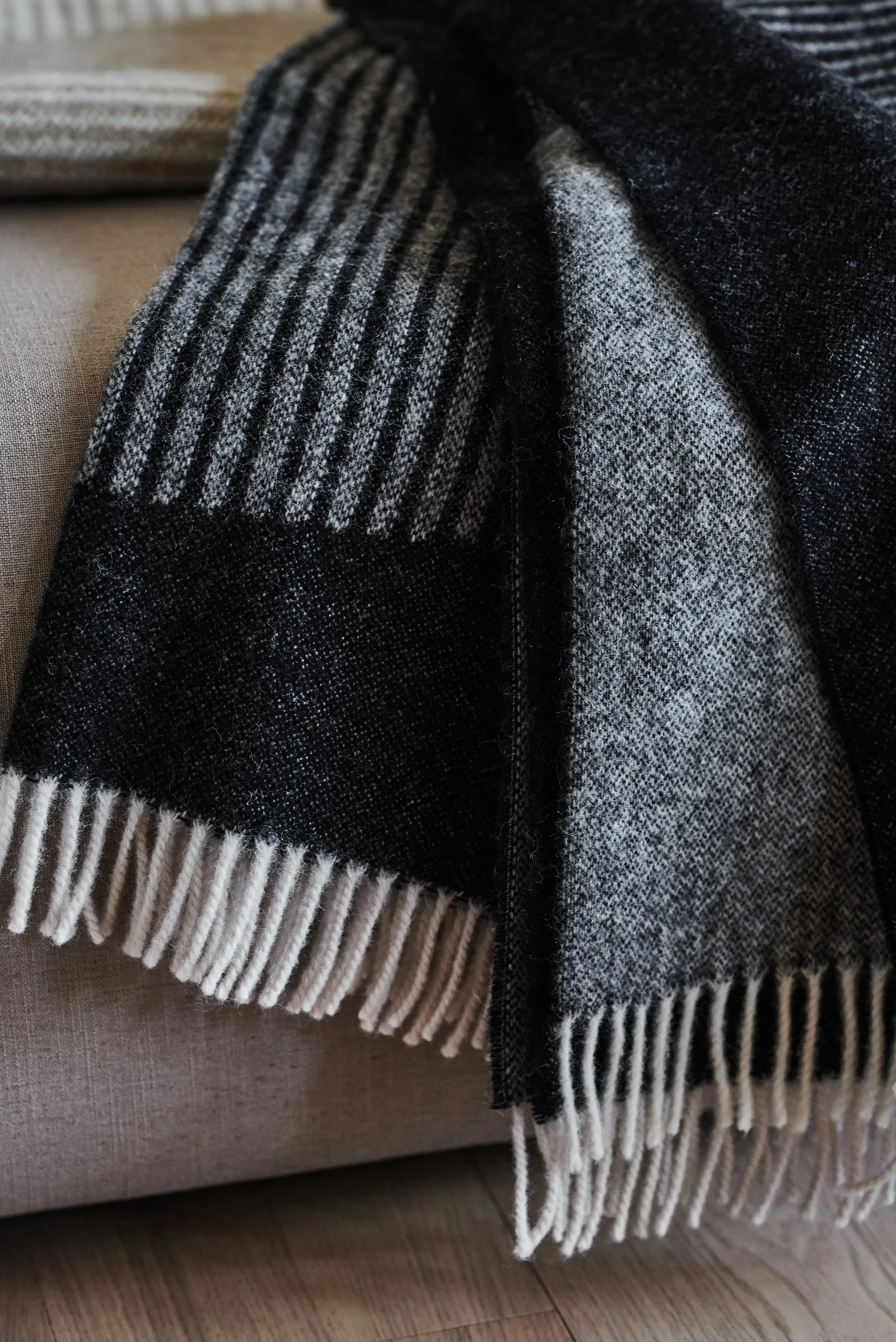 Circles Wolldecke 130 x 185cm, Schwarz NJRD