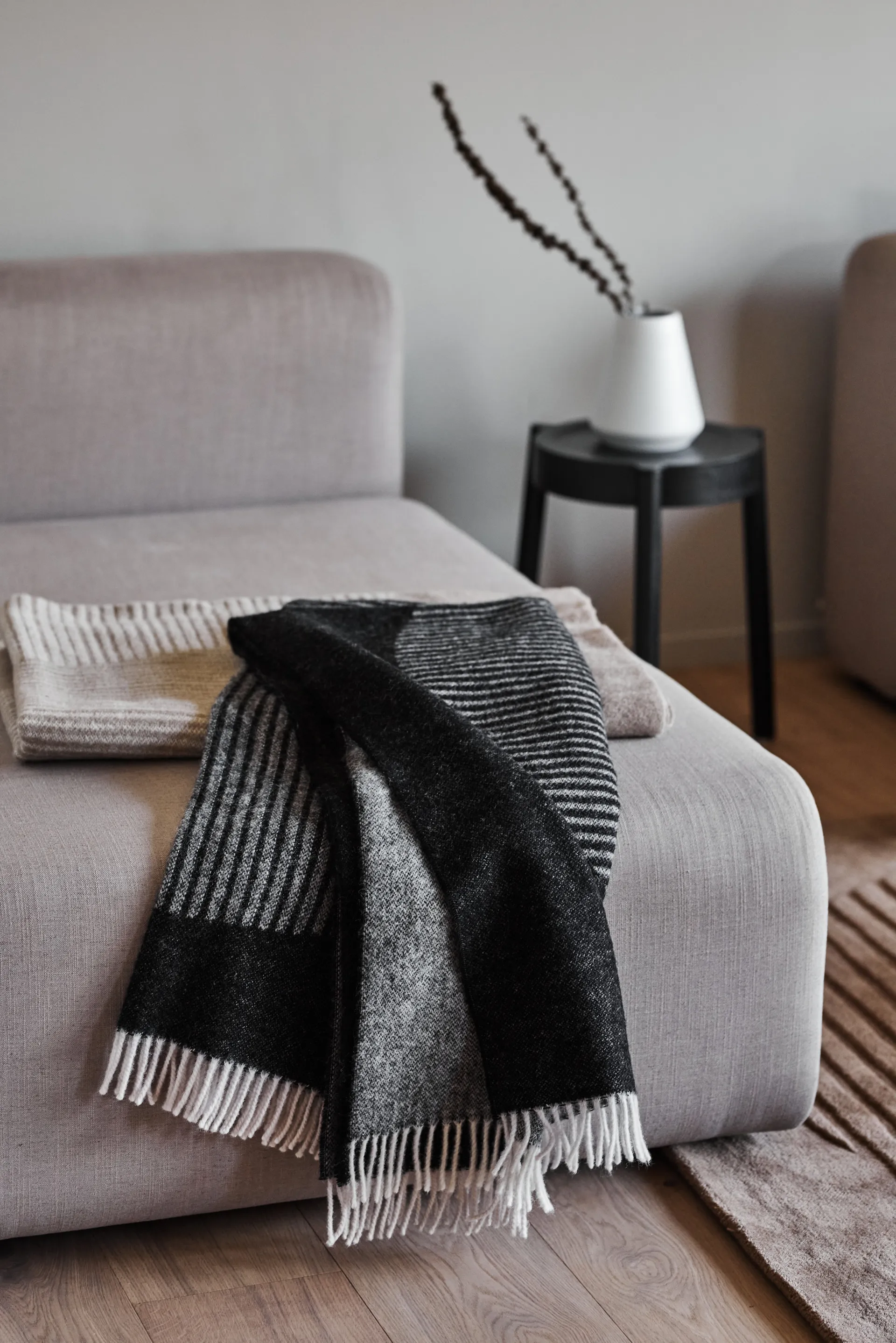 Circles Wolldecke 130 x 185cm, Schwarz NJRD