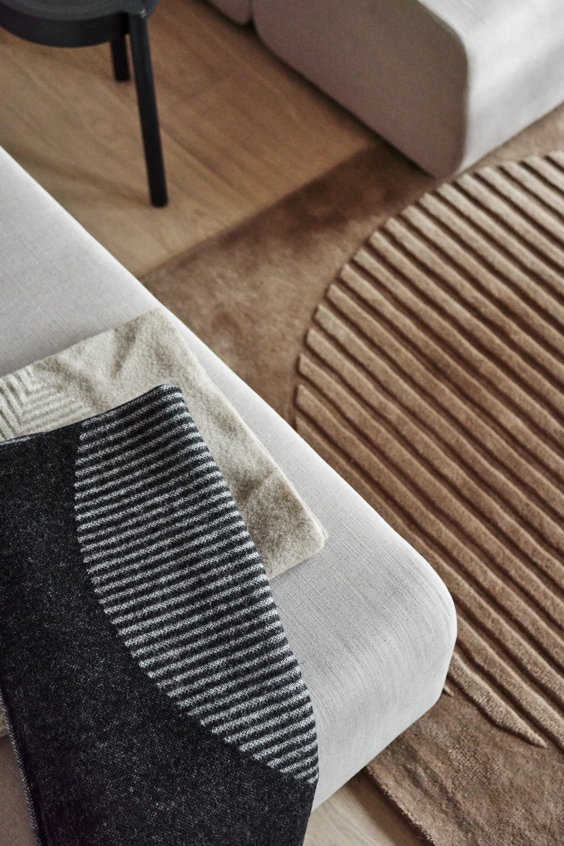 Circles Wolldecke 130 x 185cm, Schwarz NJRD