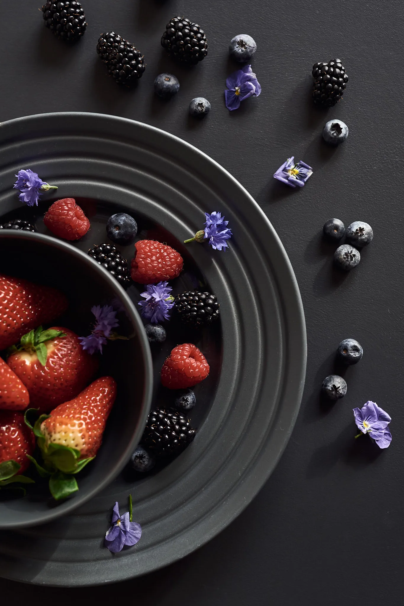 Lines Teller Ø27cm, Dunkelgrau NJRD