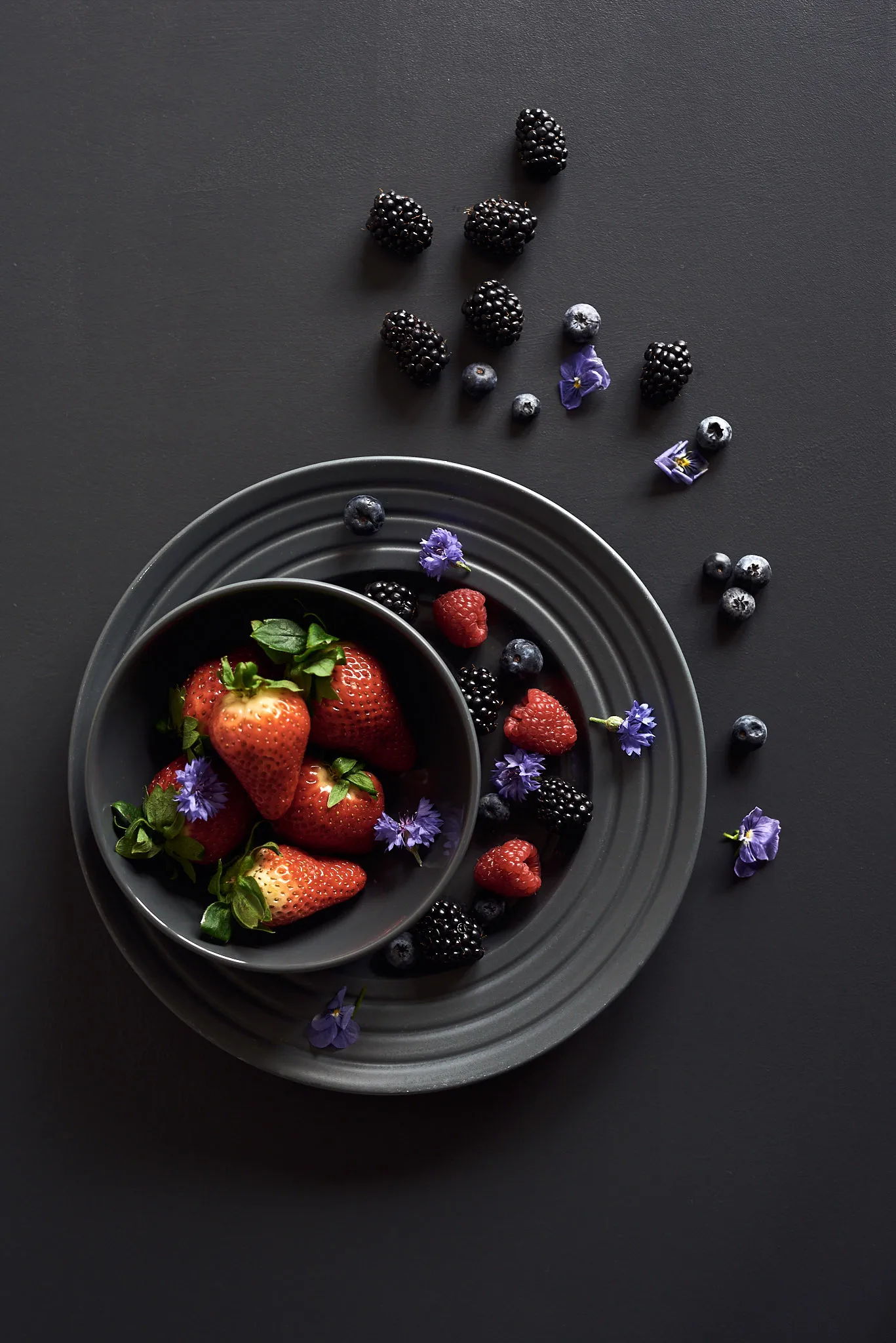 Lines Teller Ø27cm, Dunkelgrau NJRD