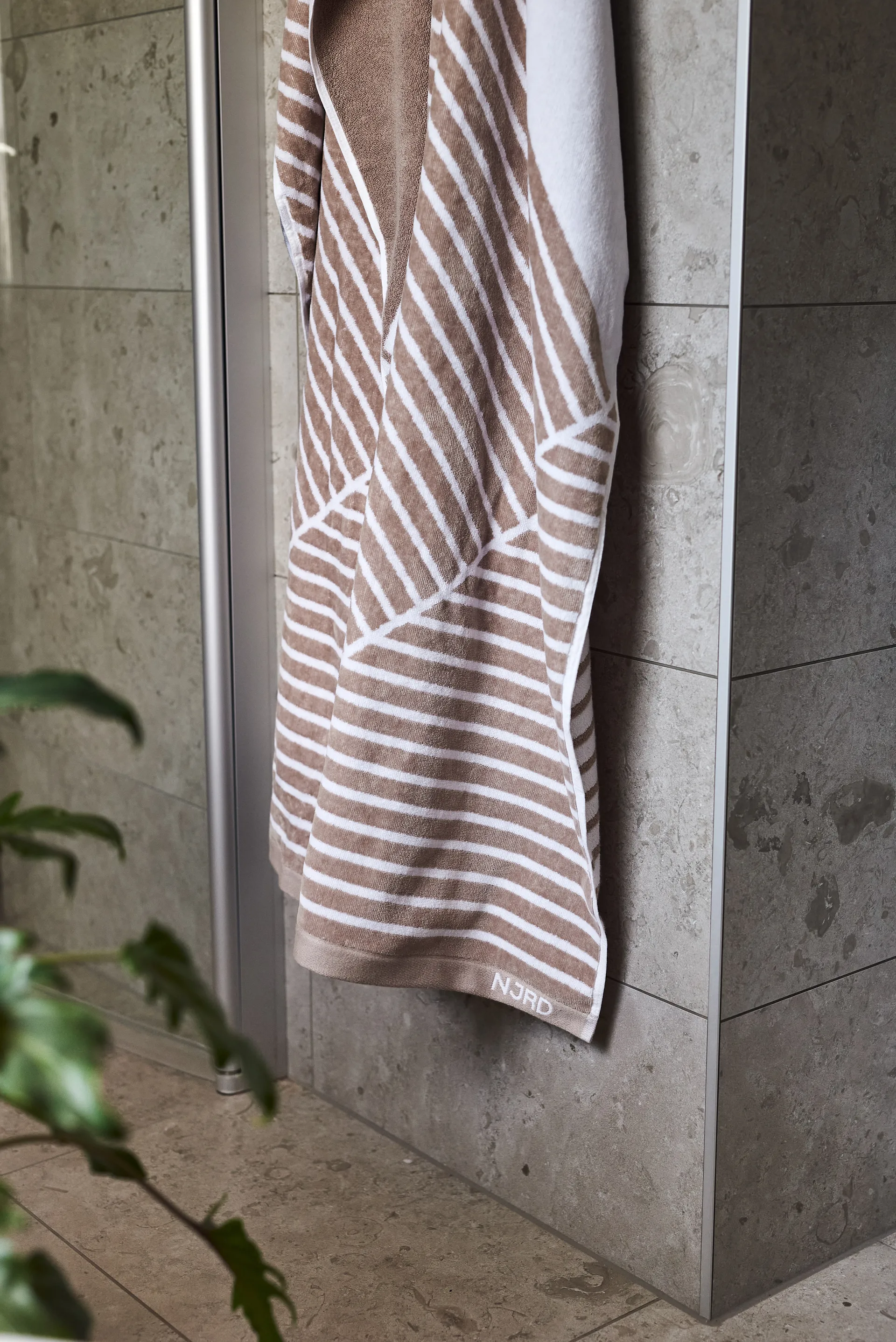 Stripes Badehandtuch 70x140 cm, Beige NJRD