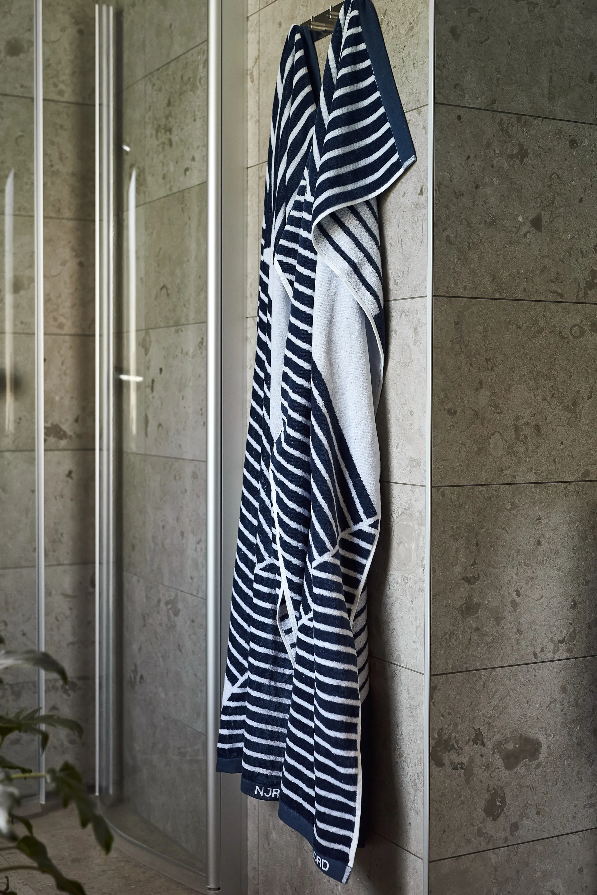 Stripes Badehandtuch 70x140 cm, Blau NJRD