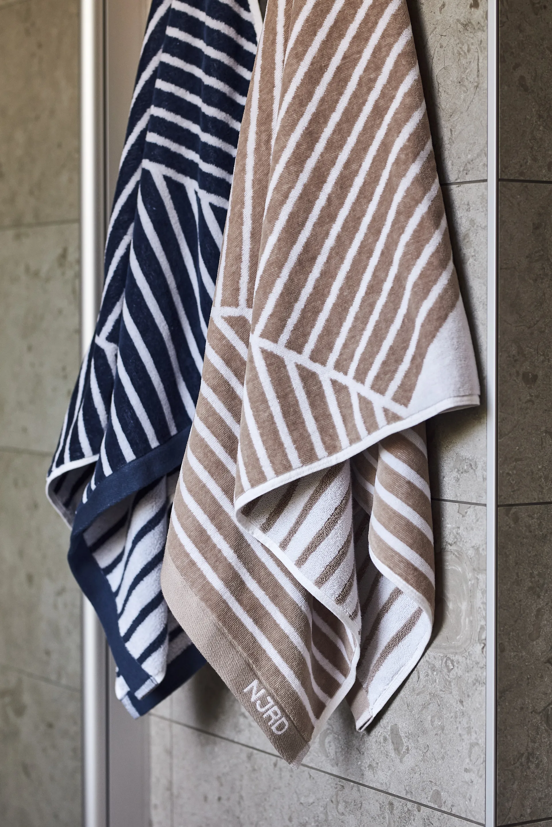 Stripes Badehandtuch 70x140 cm, Blau NJRD