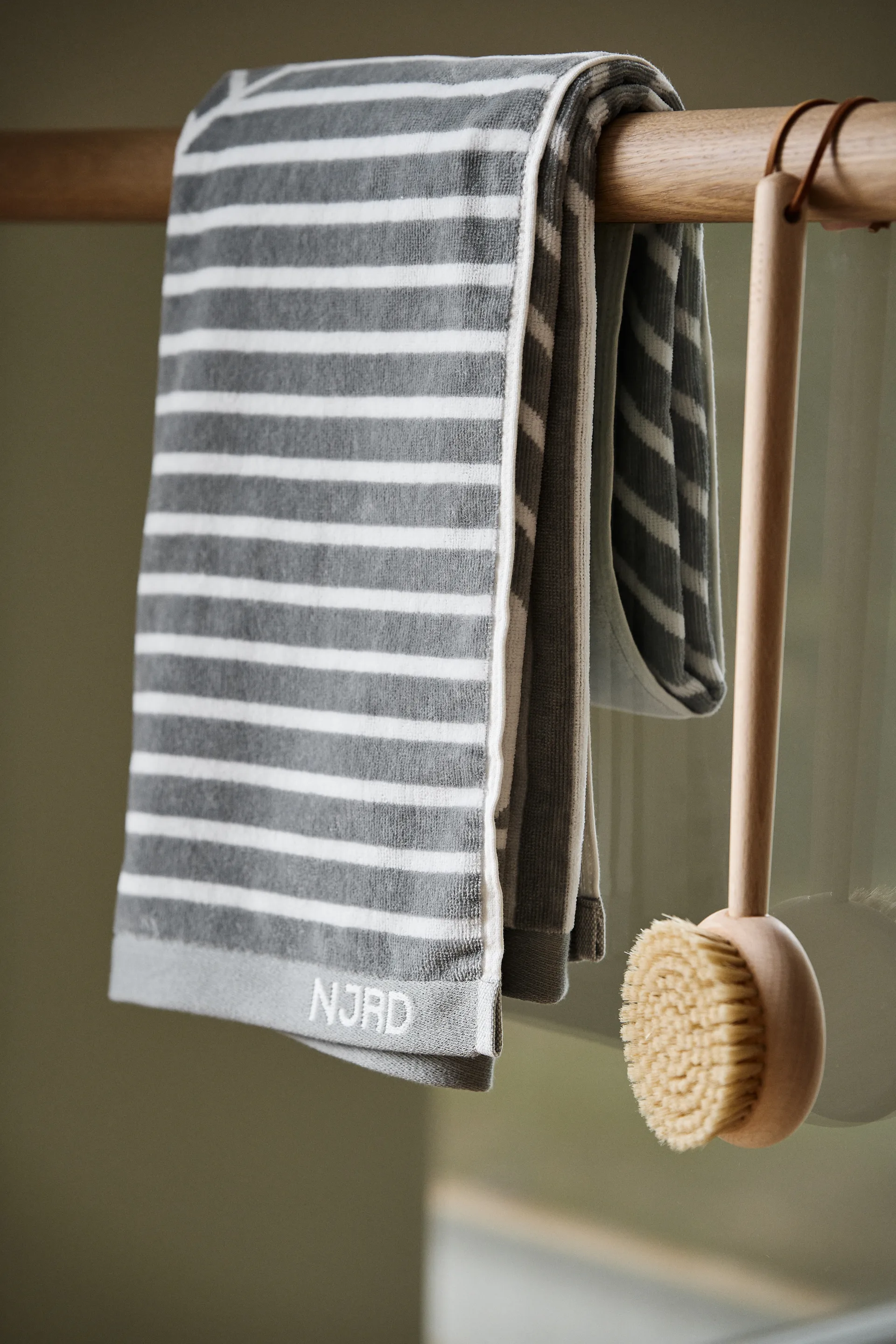 Stripes Badehandtuch 70x140 cm, Grau NJRD