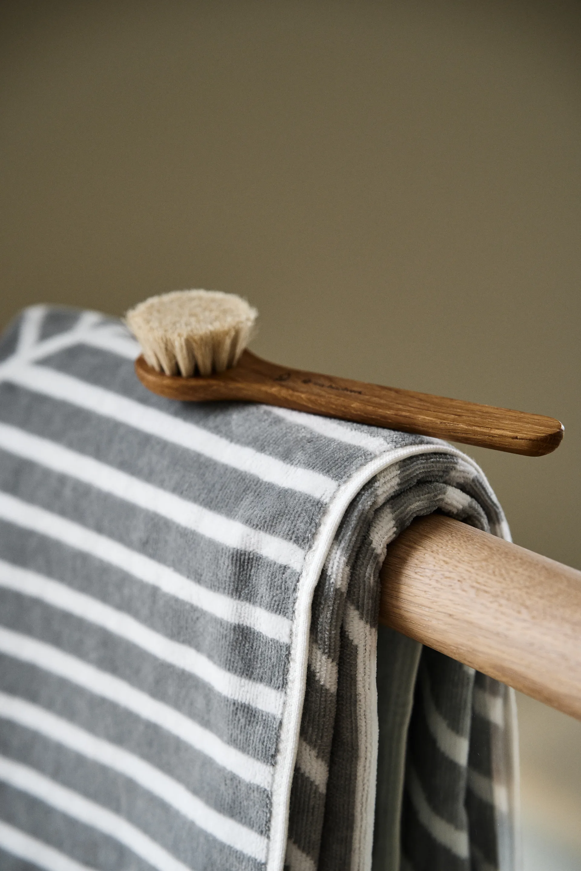 Stripes Badehandtuch 70x140 cm, Grau NJRD