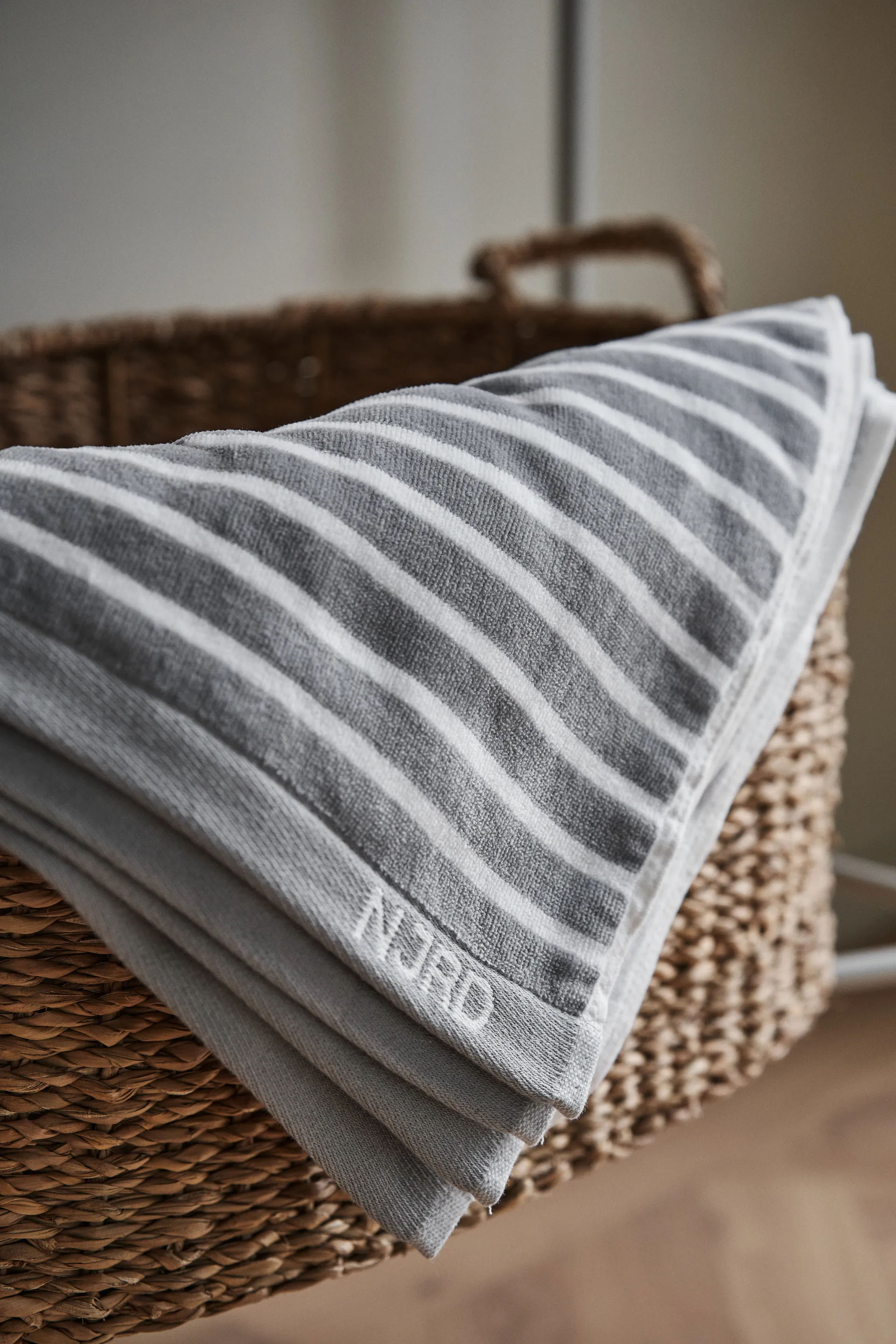 Stripes Badehandtuch 70x140 cm, Grau NJRD