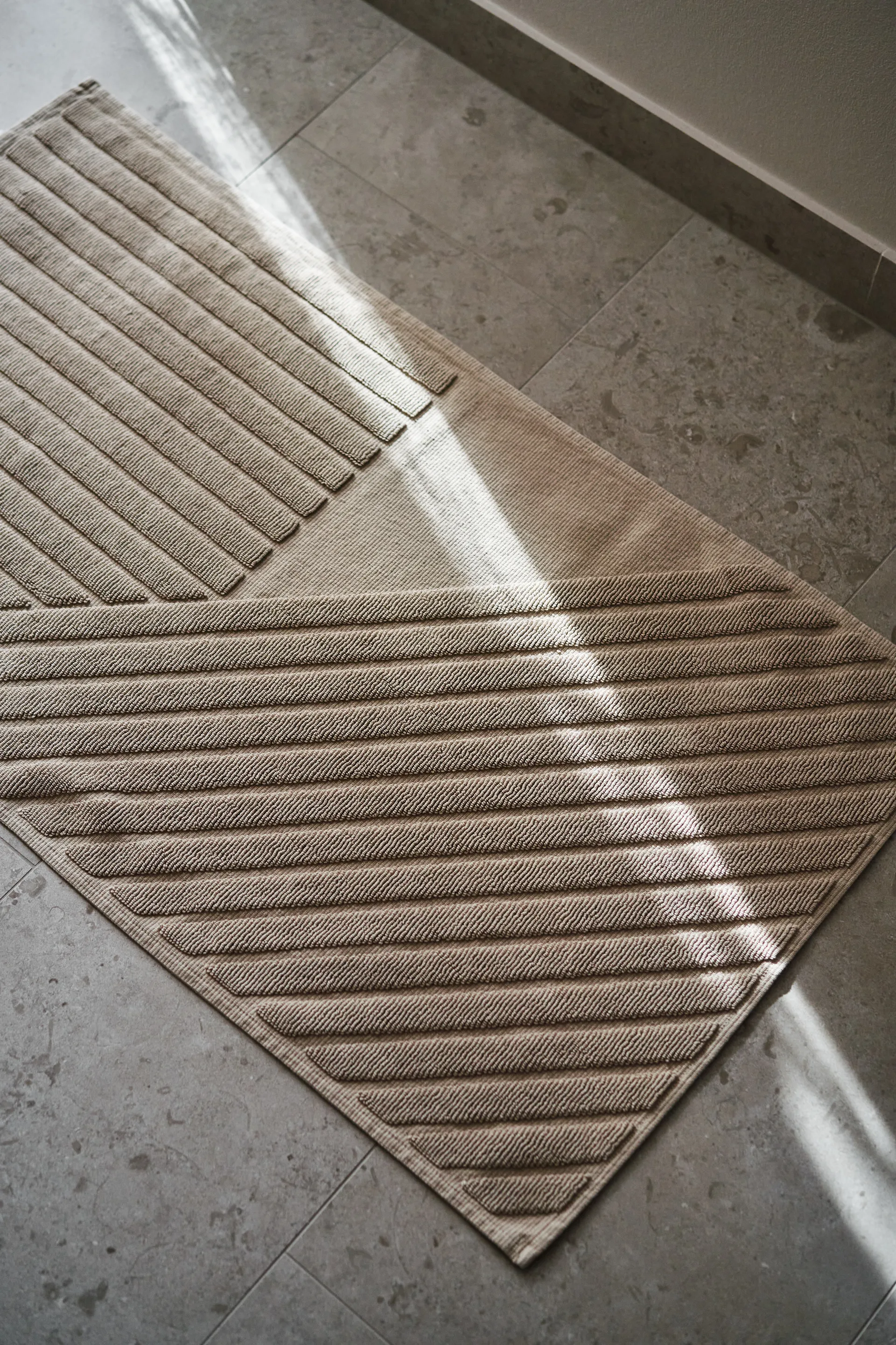 Stripes Badezimmerteppich 50 x 90cm, Beige NJRD