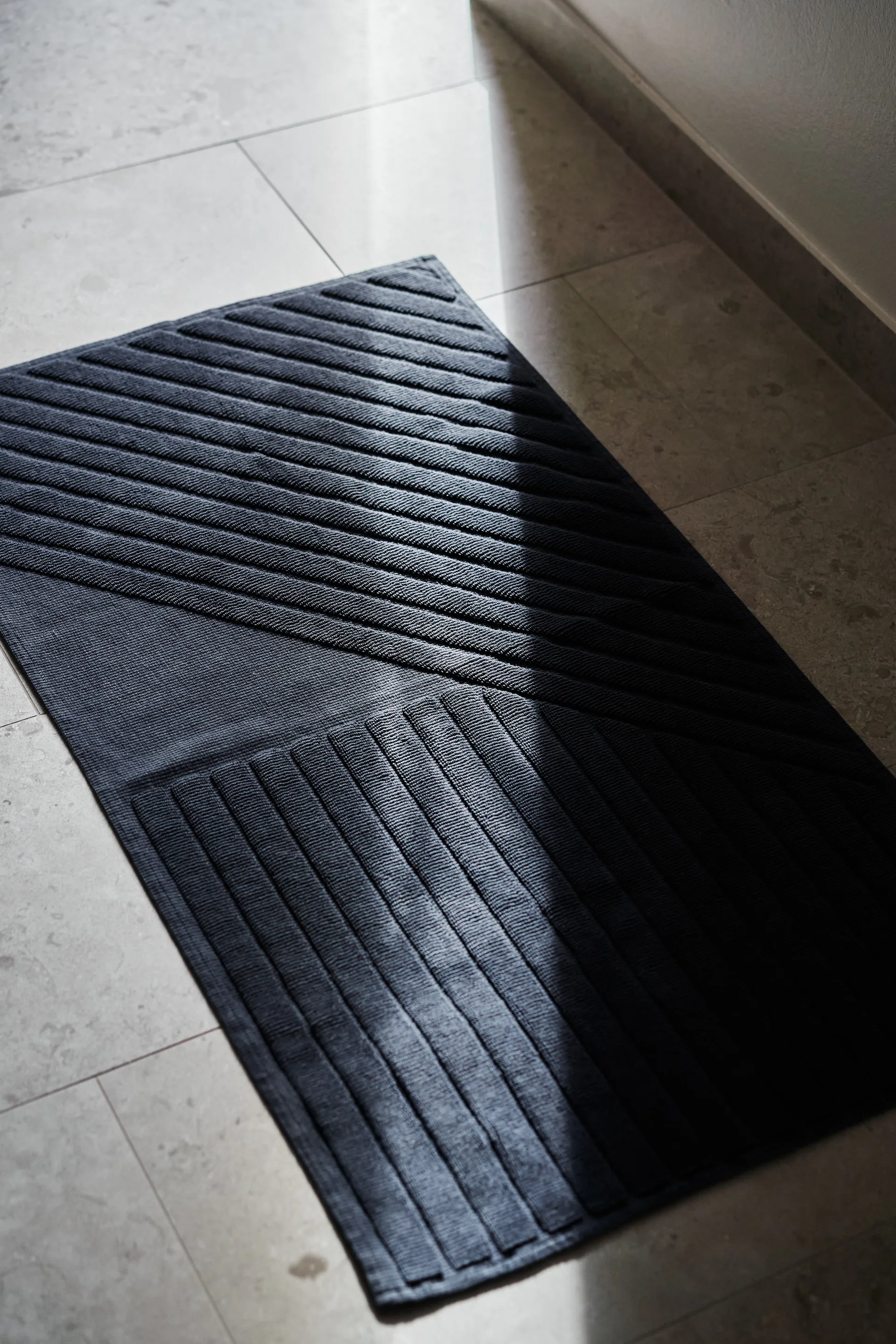 Stripes Badezimmerteppich 50 x 90cm, Blau NJRD