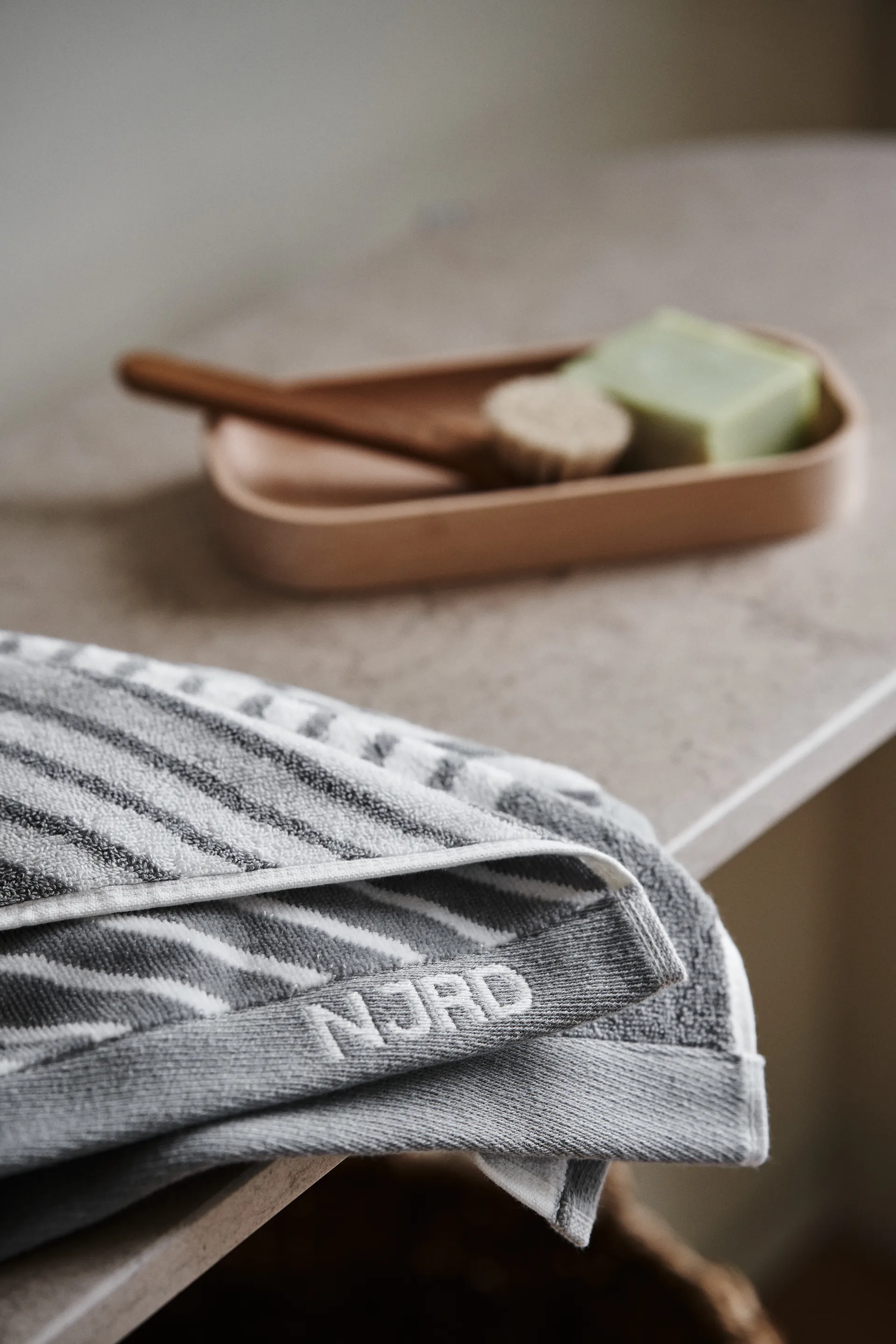 Stripes Handtuch 50x70 cm, Grau NJRD