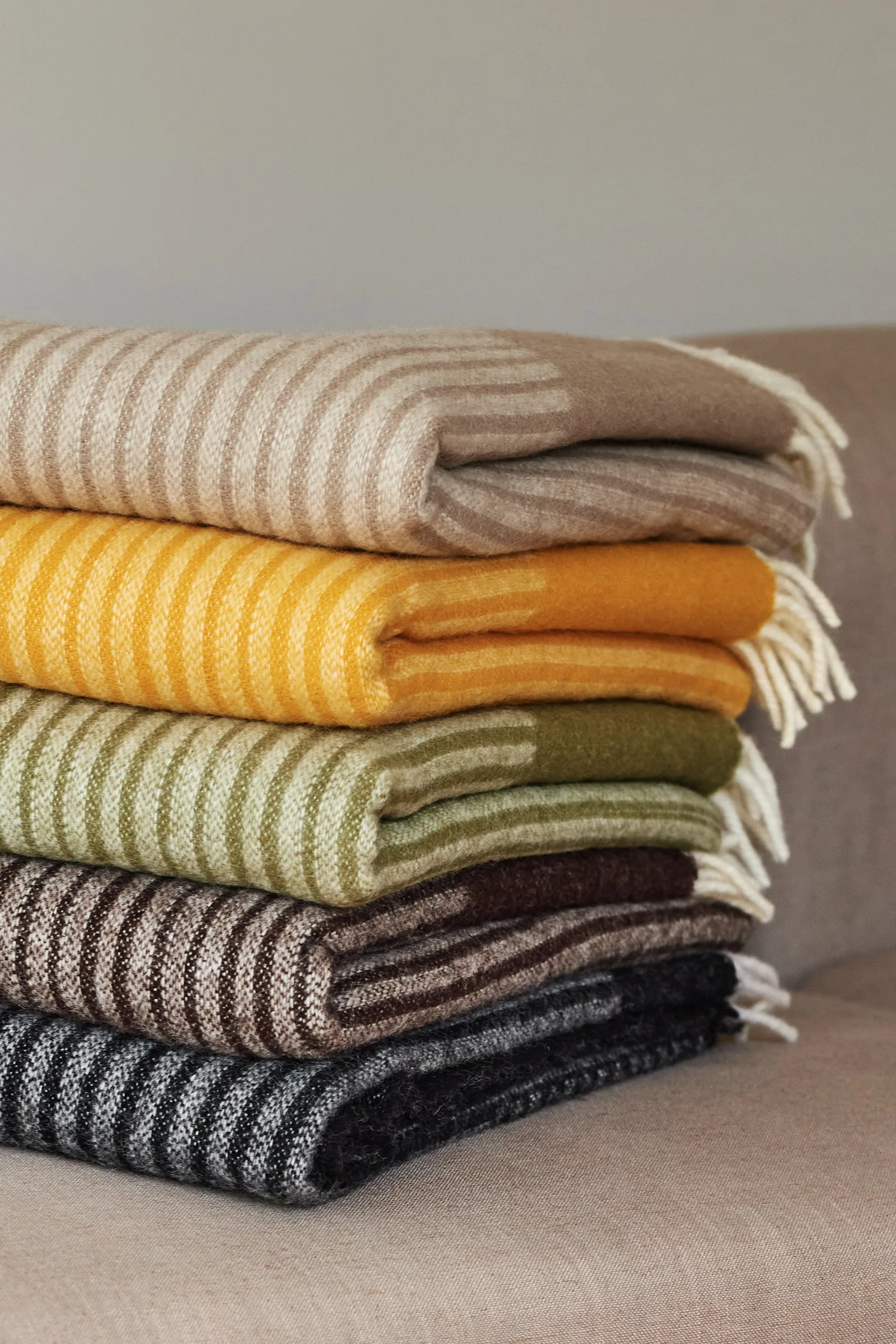 Stripes Wolldecke 130 x 185cm, Schwarz NJRD