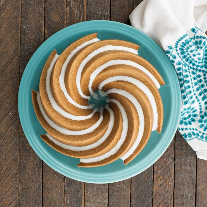 Spiral bundt cake pan top