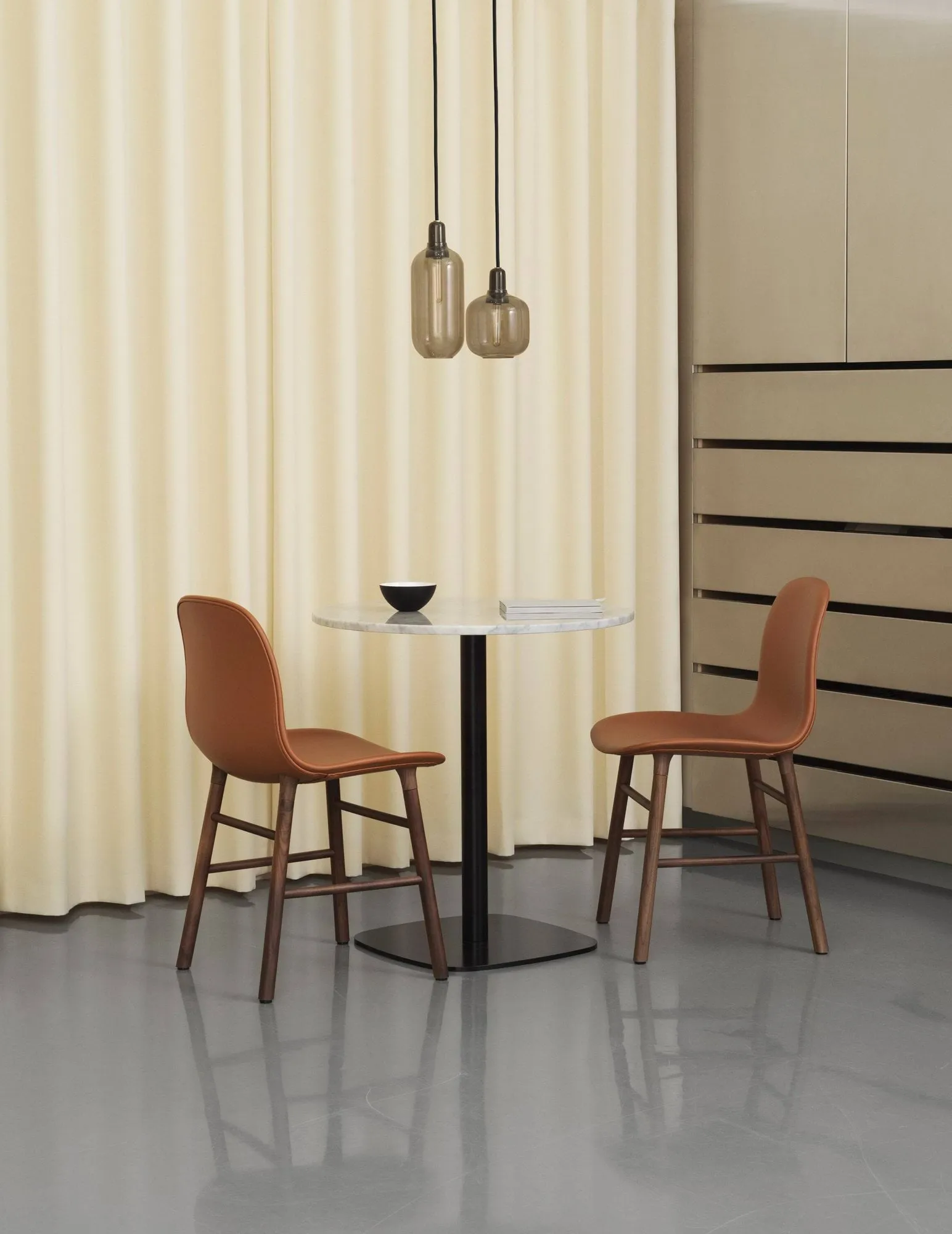 Amp Pendelleuchte klein, Grau-schwarz Normann Copenhagen