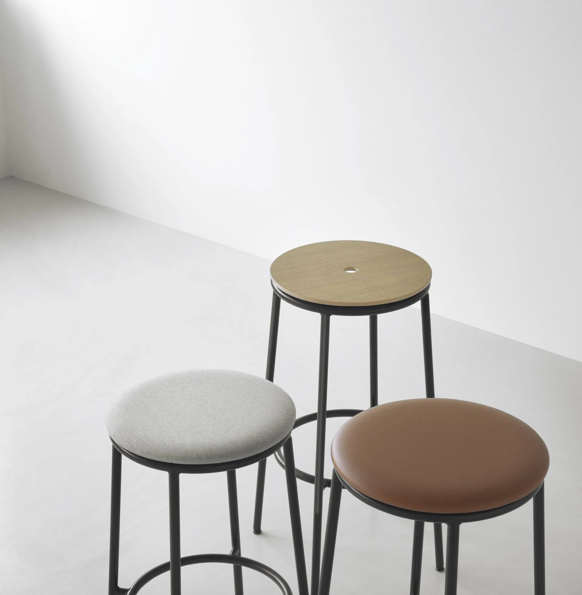 Circa Barhocker 65 cm, Schwarz Aluminium Normann Copenhagen