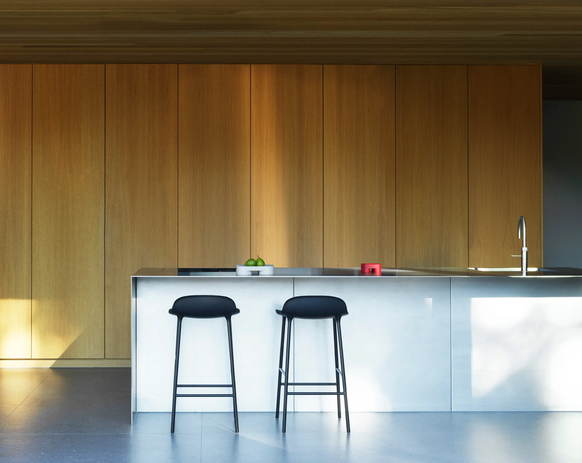 Form Chair Barhocker mit Metallbeinen, Schwarz, 2er Pack Normann Copenhagen