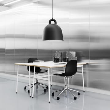 Form chair drehbar, 5W Bürostuhl - Rot, Schwarzes Aluminium, Rollen - Normann Copenhagen