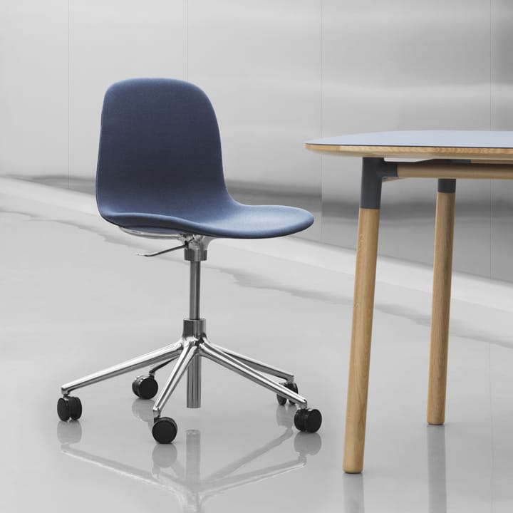 Form chair drehbar, 5W Bürostuhl - Weiß, Schwarzes Aluminium, Rollen - Normann Copenhagen