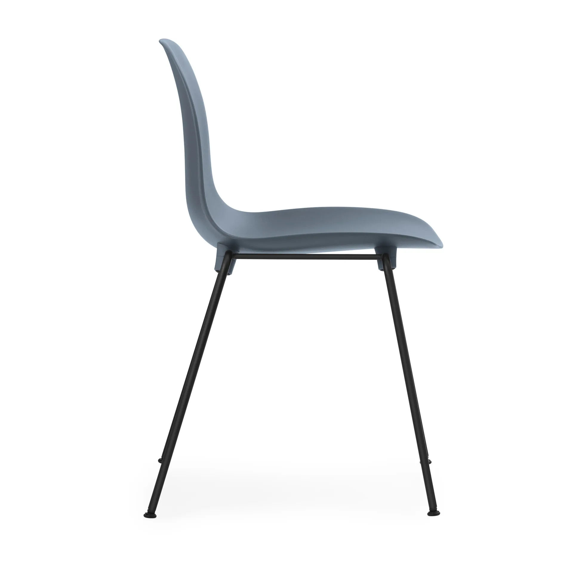 Form Chair stapelbarer Stuhl mit schwarzen Beinen, 2er-Pack, Blau,  Normann Copenhagen