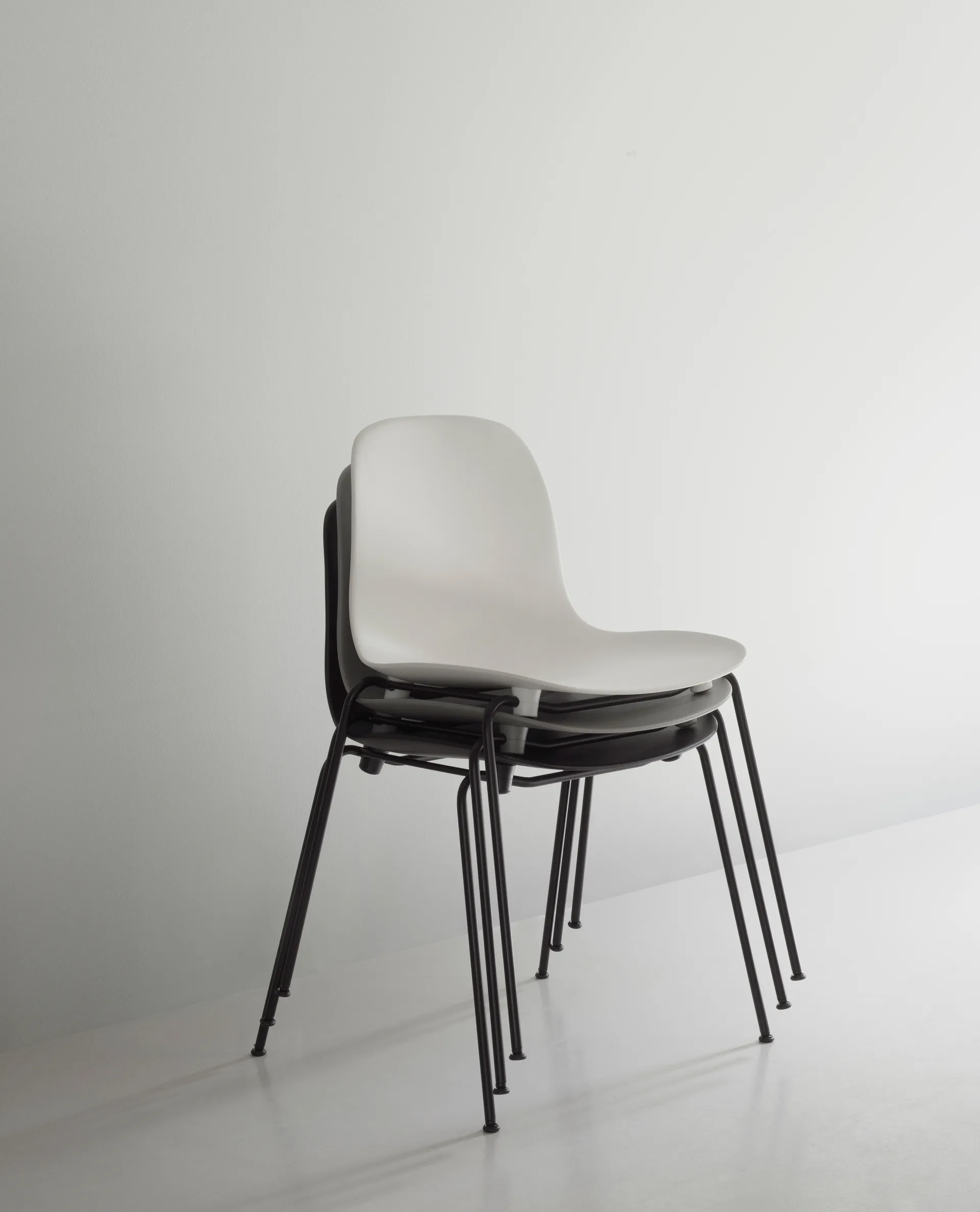Form Chair stapelbarer Stuhl mit schwarzen Beinen, 2er-Pack, Grau Normann Copenhagen